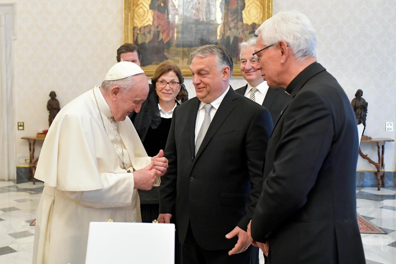 Saját kezűleg választott ajándékot Orbán Viktornak Ferenc pápa - Blikk