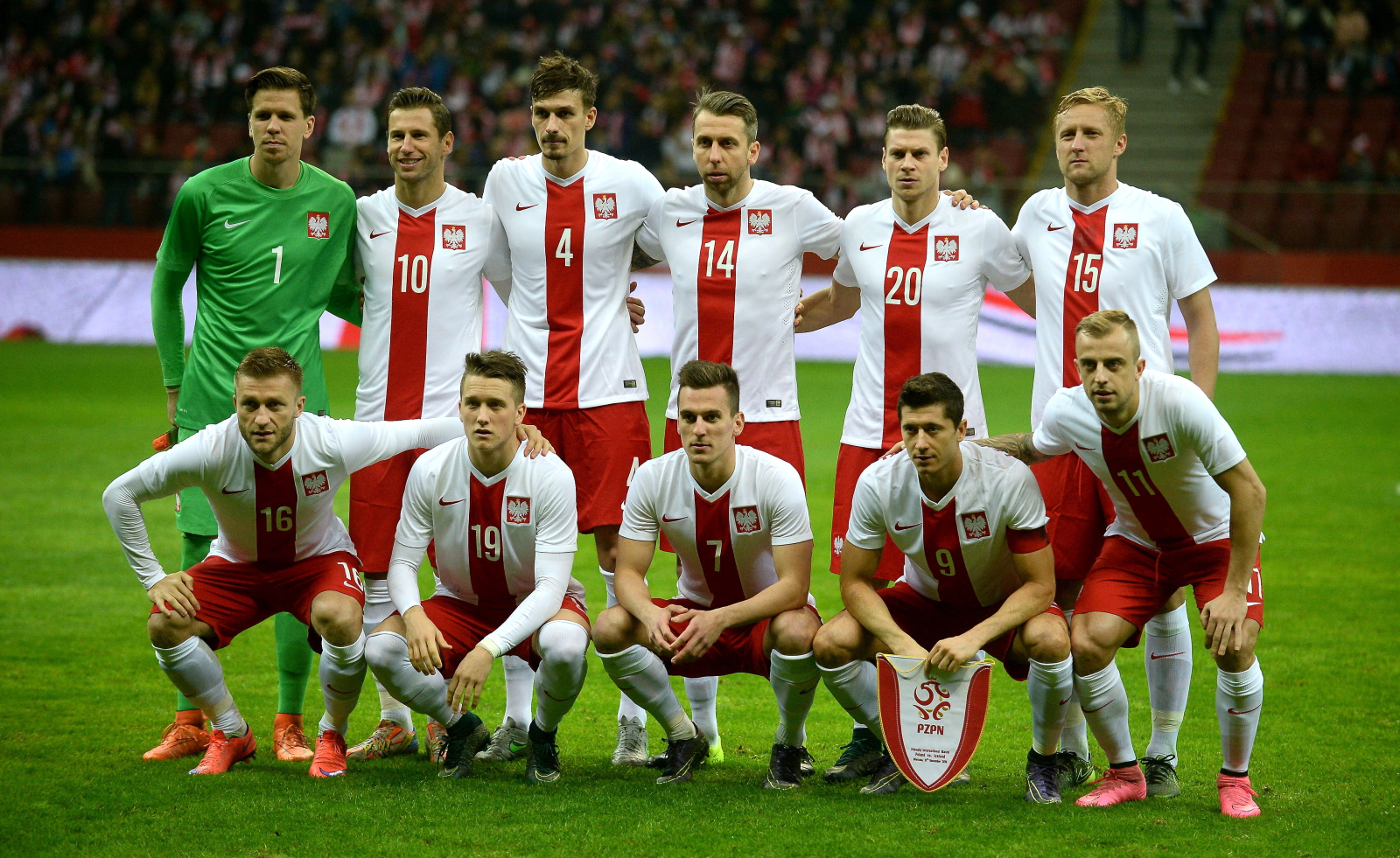 Piłkarska reprezentacja Polski pozuje do zdjęcia przed meczem towarzyskim z Islandią, 13 bm. w Warszawie. Z tyłu, od lewej: Wojciech Szczęsny, Grzegorz Krychowiak, Łukasz Szukała, Jakyb Wawrzyniak, Łukasz Piszczek, Kamil Glik; z przodu, od lewej: Jakub Błaszczykowski, Piotr Zieliński, Arkadiusz Milik, Robert Lewandowski i Kamil Grosicki