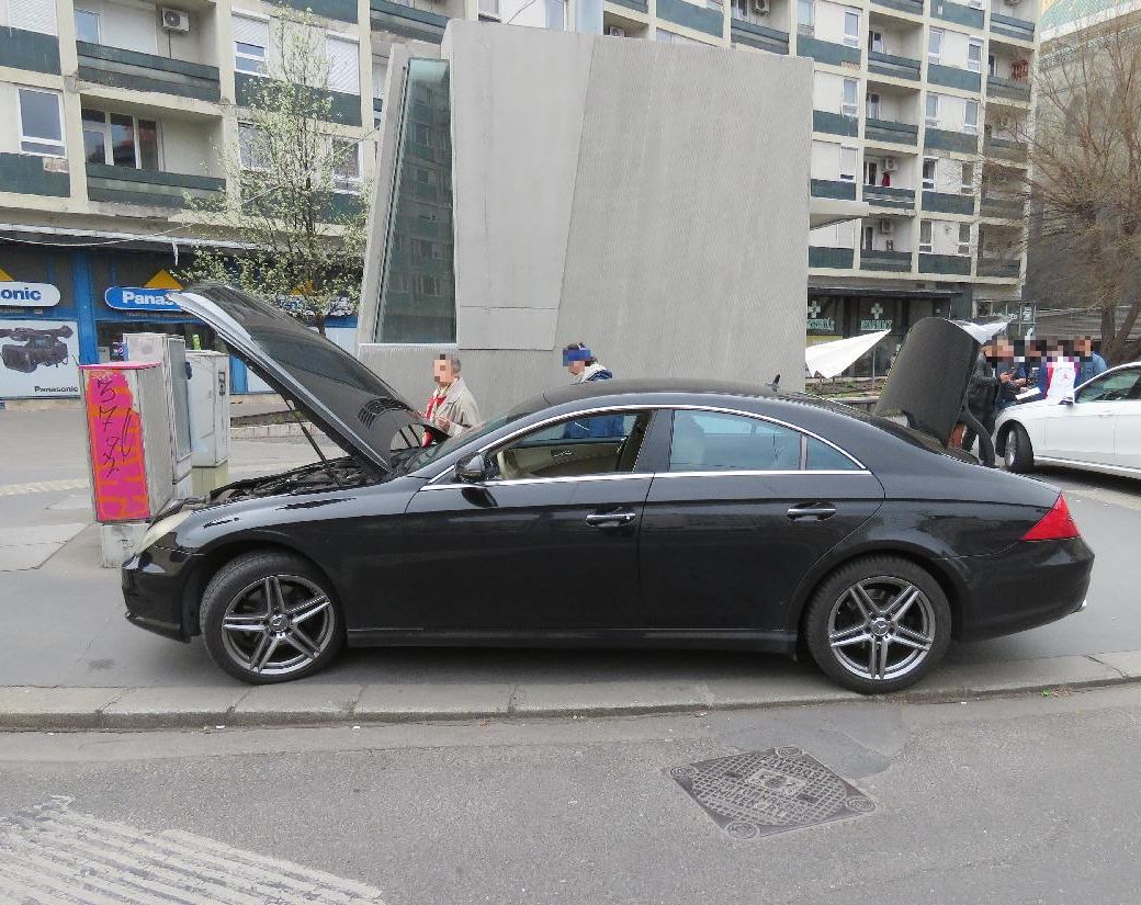 Ferencvárosban parkoltatta az elkötött Mercedest a tolvaj: a halott rokona hamvait is benne tárolta – fotók