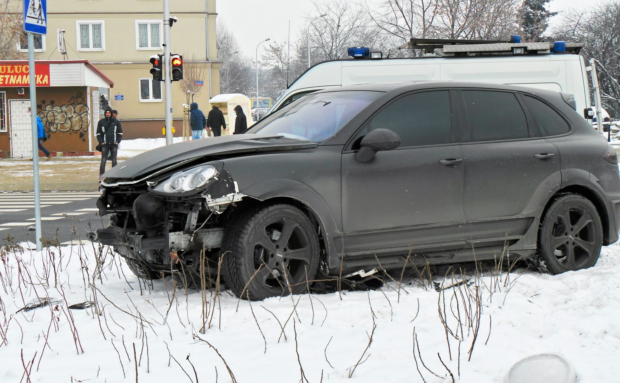 Porsche cayenne po wypadku. Samochód należy do Wojciecha Szczęsnego