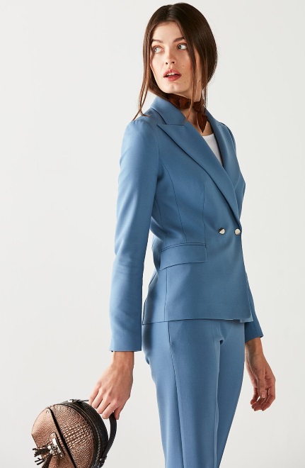 Top Model w eleganckich stylizacjach.