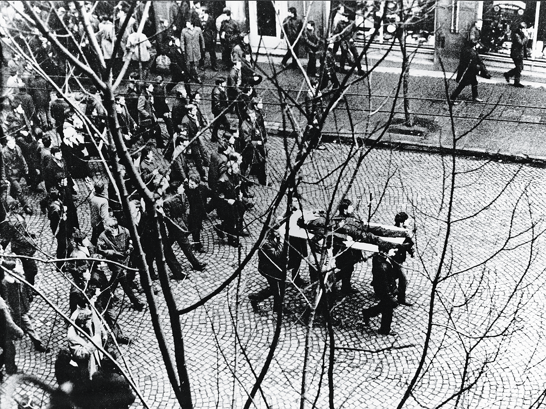 Protestujący robotnicy niosą ciało Zbigniewa Godlewskiego zabitego serią z karabinu maszynowego, Gdynia, 17 grudnia 1970 r. 