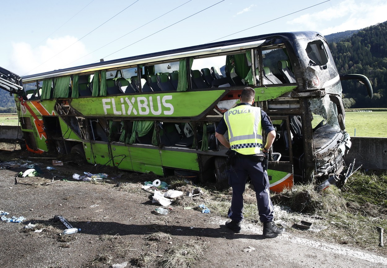 Fotókon a tragikus ausztriai buszbaleset