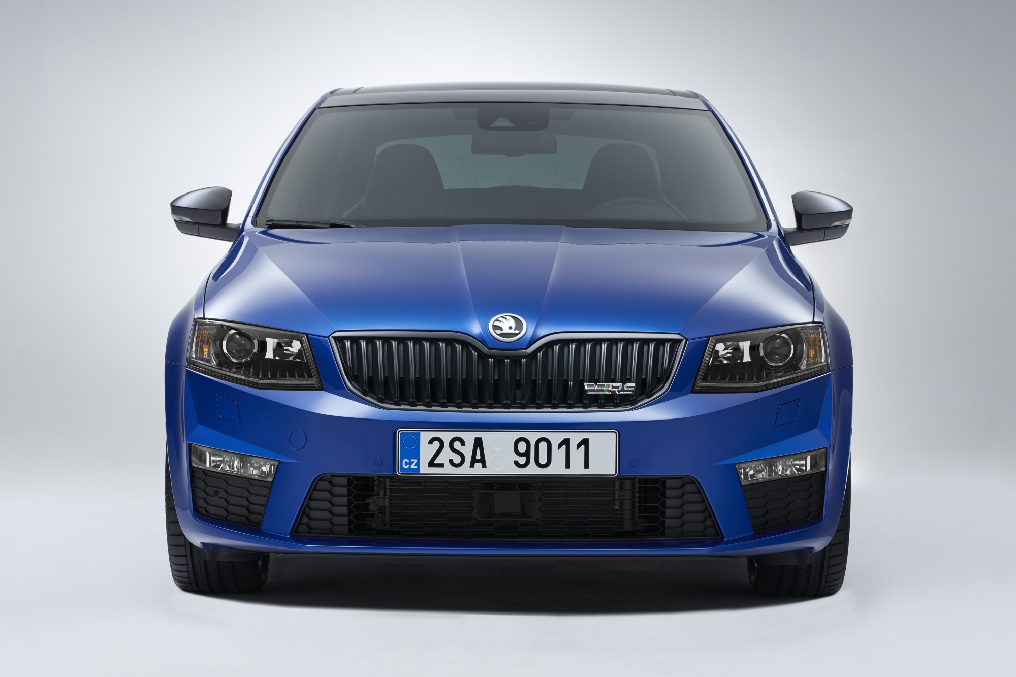 Octavia RS będzie dostępna w dwóch wersjach silnikowych. Model napędzany dwulitrowym turbobenzynowym silnikiem o mocy 220 KM od zera do 100 km/h przyspiesza w 6,8 sekundy (skrzynia manualna 6-biegowa). Prędkość maksymalna - 248 km/h, czyli o 6 km/h więcej niż octavia RS drugiej generacji.