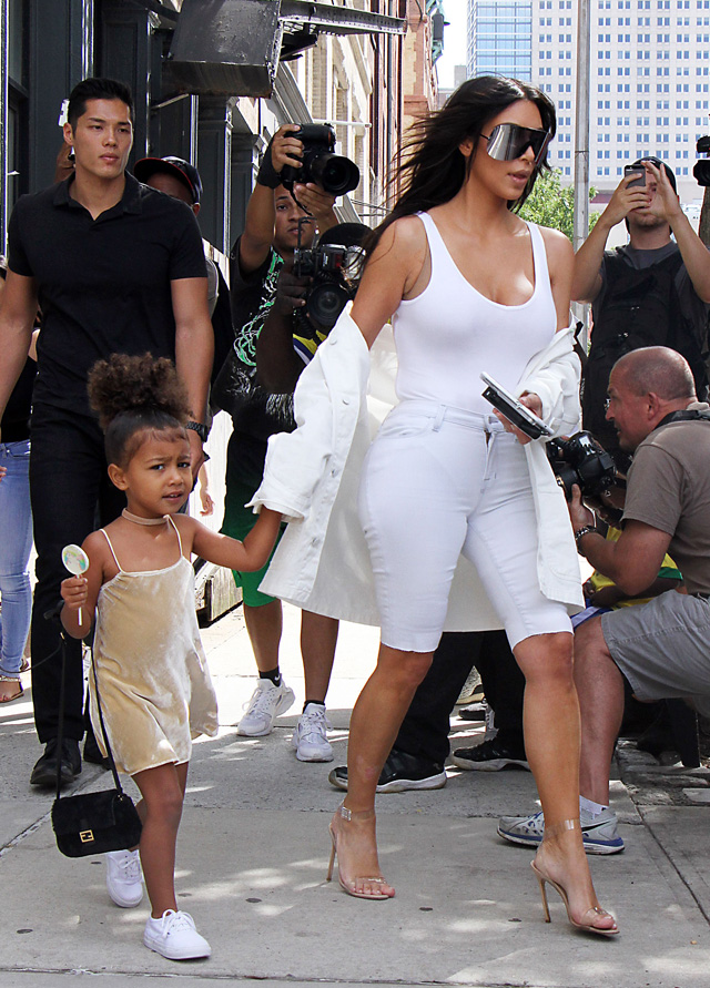 Őrület! Kim Kardashian 3 éves lánya félmilliós táskával tipeg - Glamour