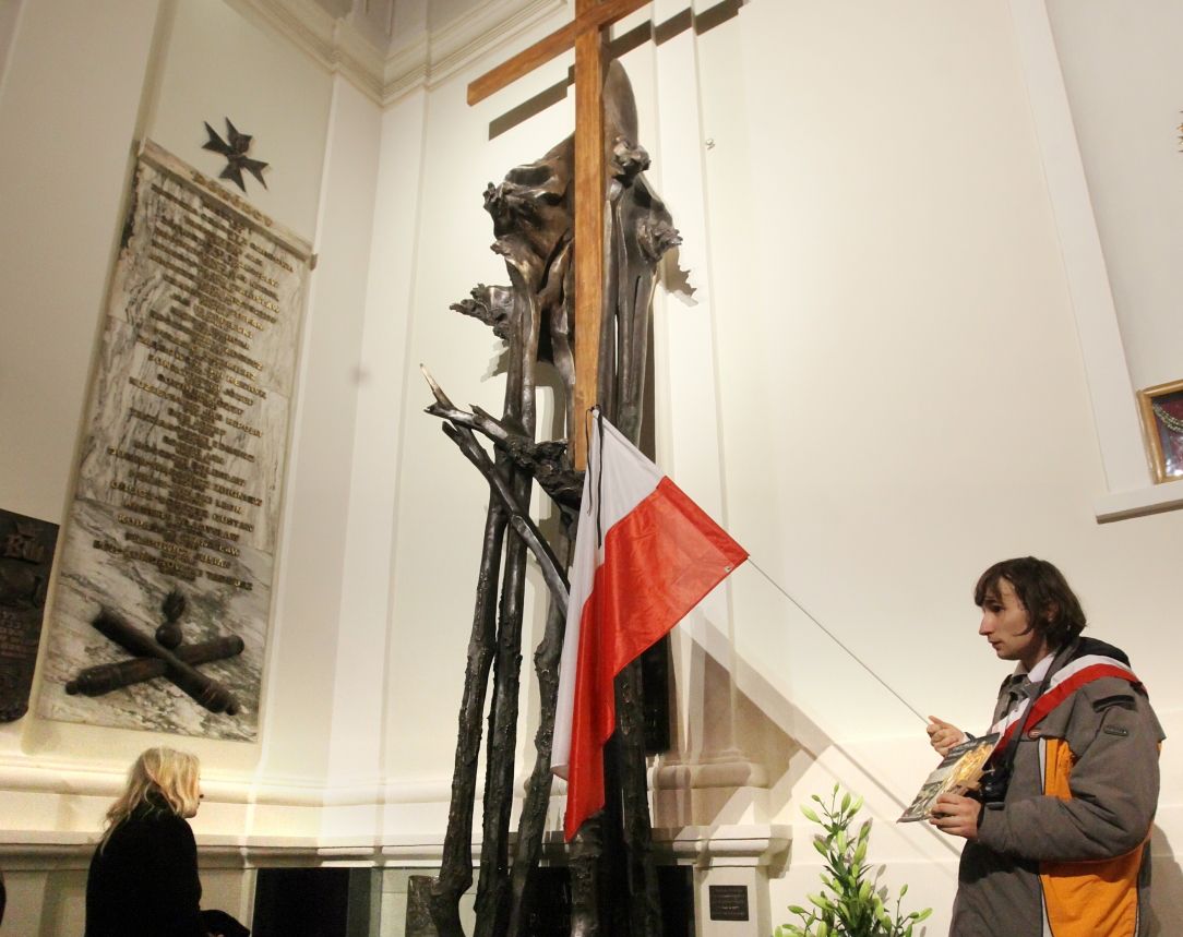 Jedna z nich, to poświęcona w latach 80. katyńska oraz nowa, dedykowana ofiarom katastrofy smoleńskiej z napisem: „Smoleńsk 10.04.2010 Pamięci 96 uczestników delegacji państwowej z prezydentem RP Lechem Kaczyńskim, którzy chcąc uczcić pomordowanych w Katyniu Polaków zginęli w katastrofie lotniczej. Pamięci wspólnie przeżywanej przez miliony Polaków żałoby”.