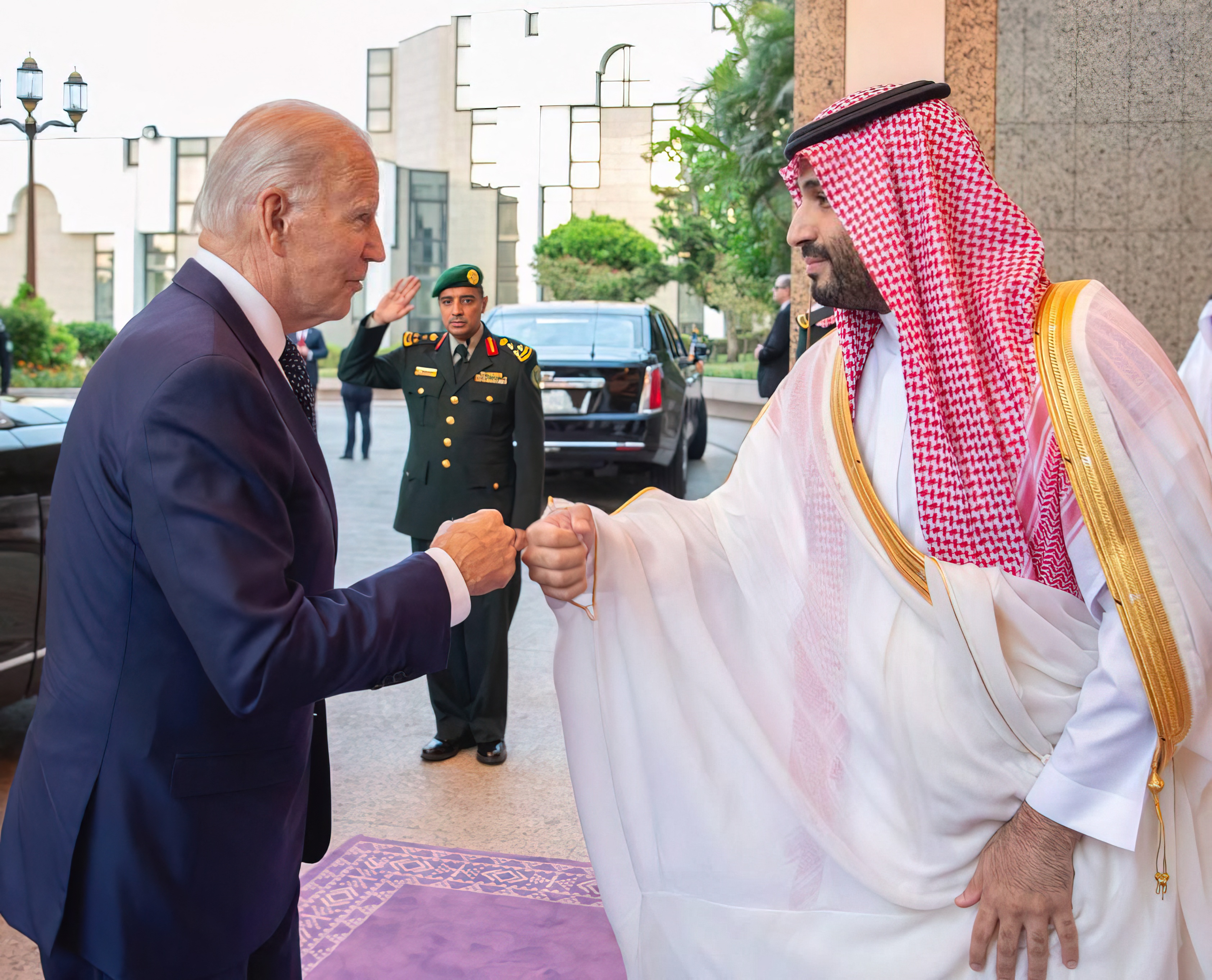 Prezydent USA Joe Biden podczas spotkania z księciem Mohammadem bin Salmanem