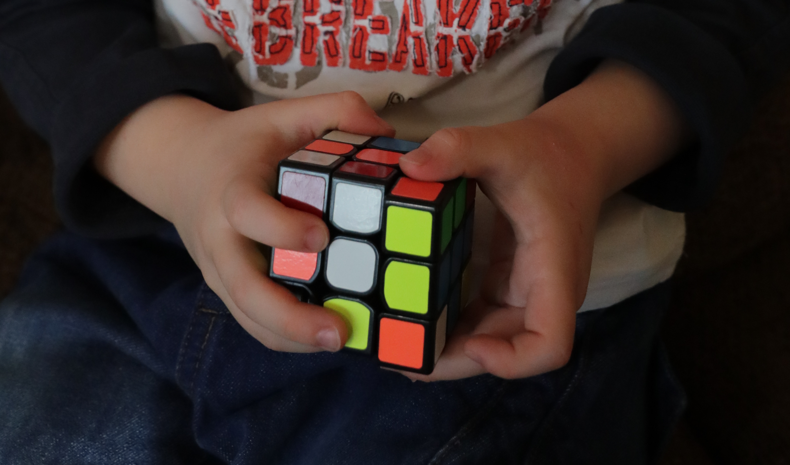 Új világrekord: kilencéves kisfiú rakta ki pillanatok alatt a Rubik-kockát  – videó - Blikk