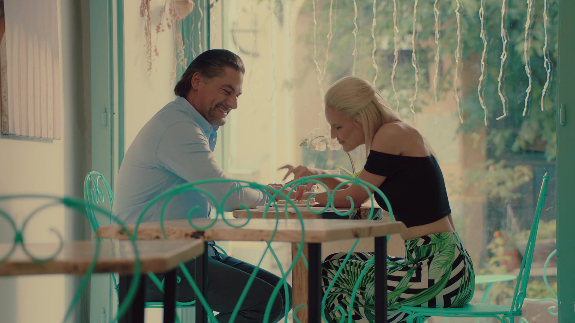 A Pepében tűnik fel A Nagy Ő bombázója: így csókolta Árpa Attilát