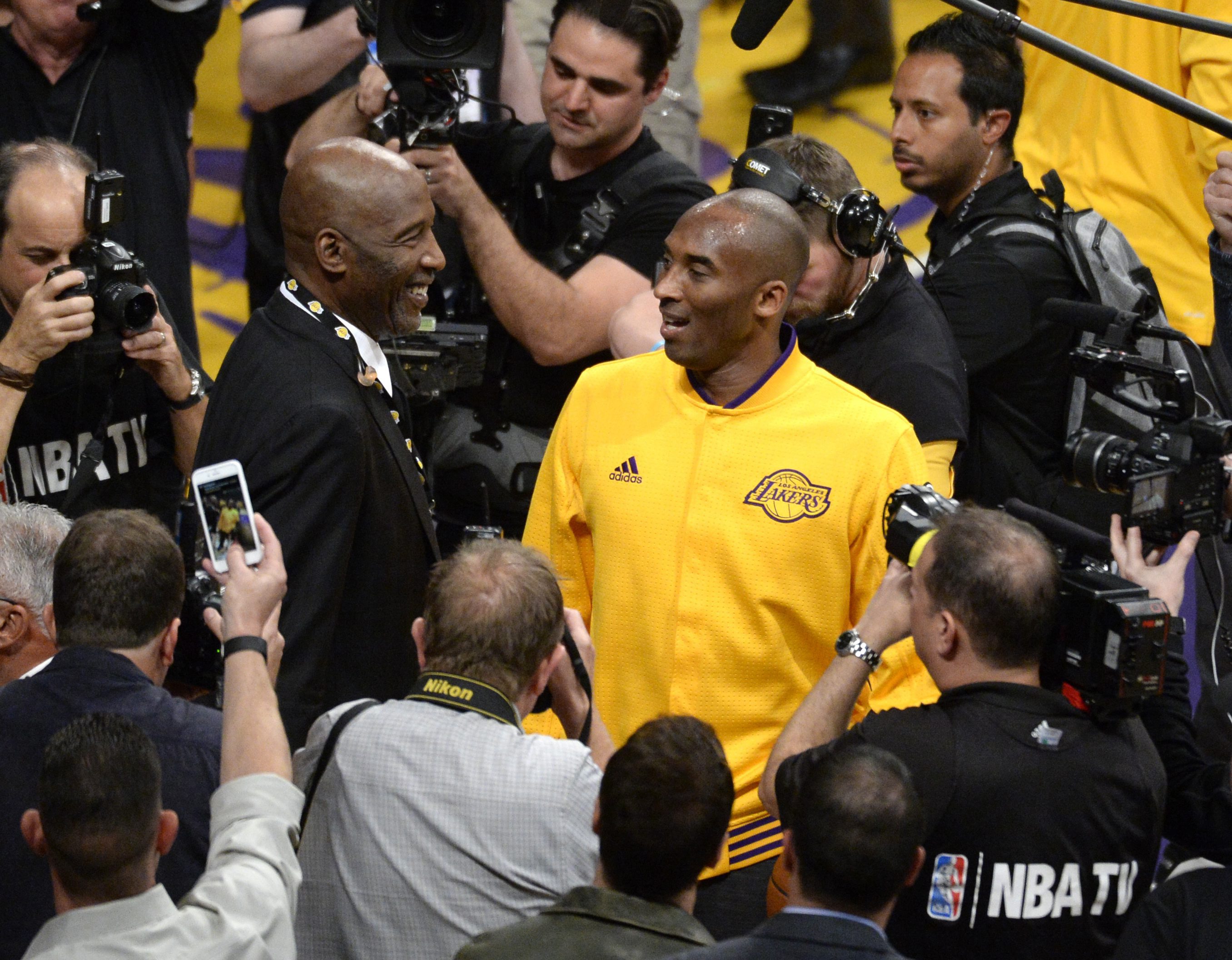 Początek jego kariery w NBA przypadał na czas, gdy w lidze rządzili Chicago Bulls z Michaelem Jordanem w składzie. Lakers i Bryant na sukcesy musieli trochę poczekać. Po mistrzostwo sięgnęli w sezonie 1999/2000, prowadzeni przez Phila Jacksona. To właśnie ten szkoleniowiec był wcześniej ojcem sukcesów