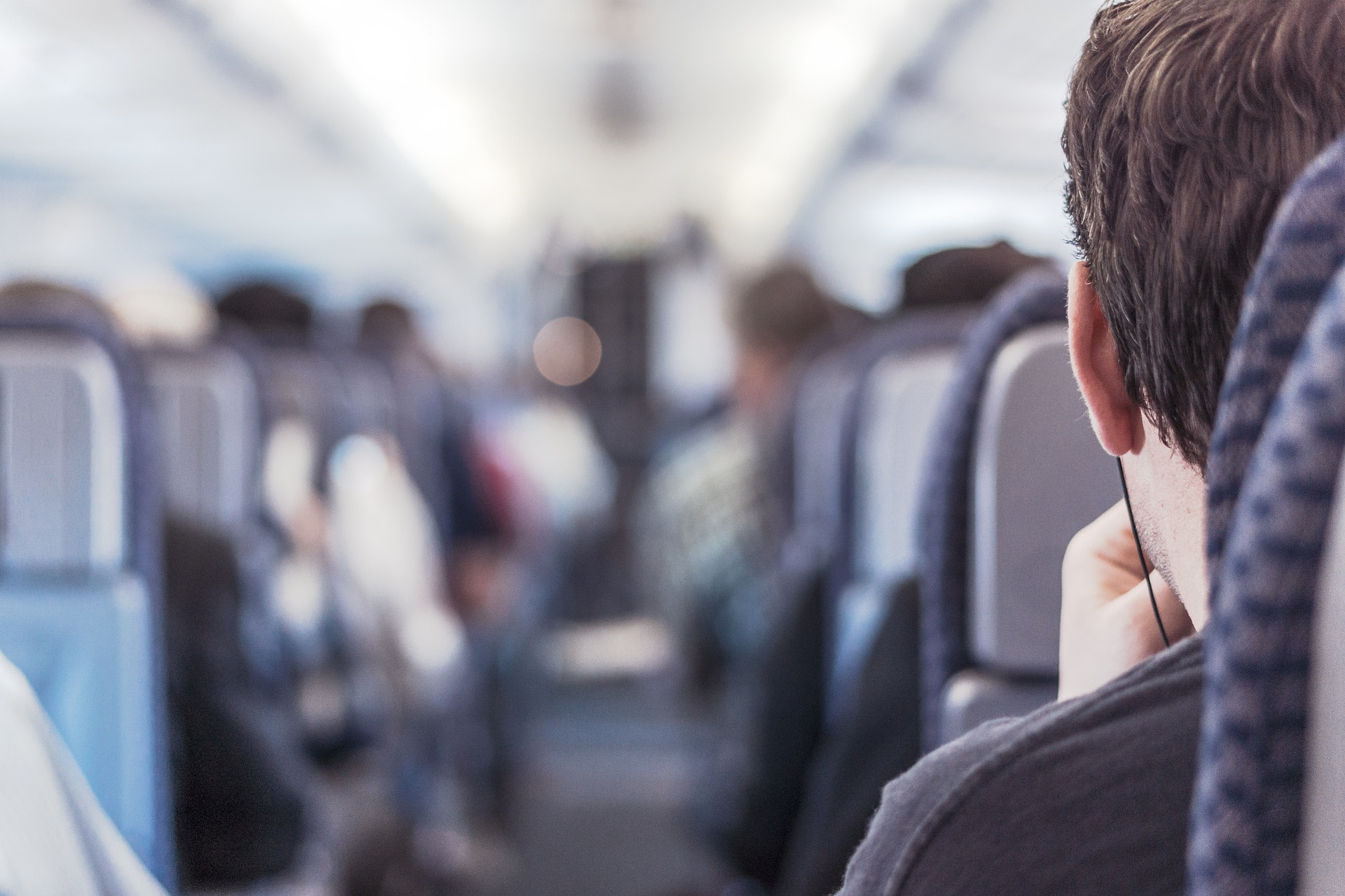 Hihetetlen balhé a repülőn: félmeztelenre vetkőzve őrjöngött egy női utas: „Ha kell, öljenek meg, de én dohányozni akarok!” – videó