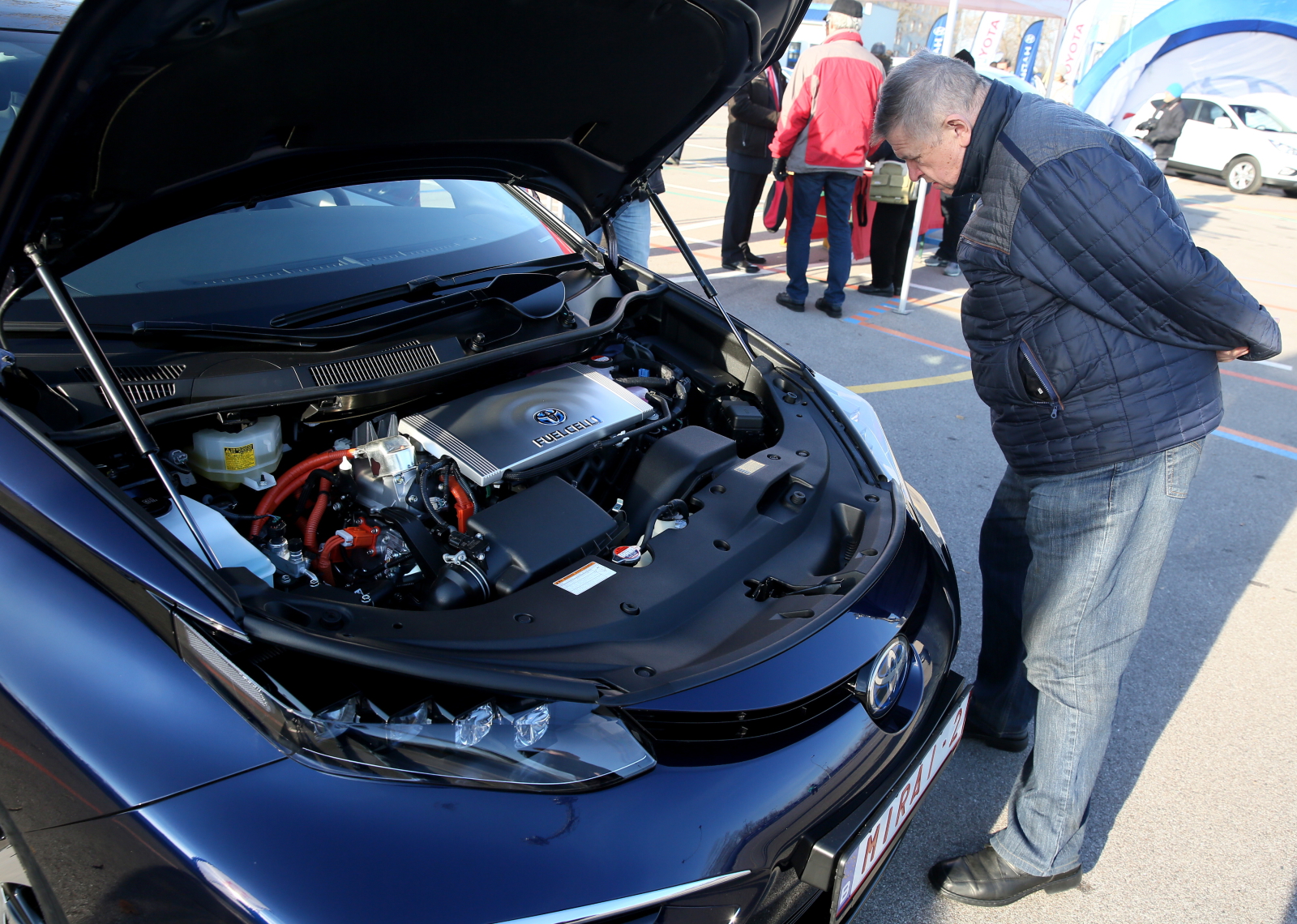 Toyota mirai cieszy się dużą popularnością. W USA w ciągu dwóch miesięcy przedsprzedaży wpłynęło 2 tys. zamówień, a w Japonii - 1,5 tys. tylko w ciągu miesiąca. Toyoty napędzane wodorem można kupić też w Danii, Niemczech i Wielkiej Brytanii. Sięgają po niego przede wszystkim duże firmy i instytucje, najczęściej w leasingu. Koszt leasingu to ok. 1-1,2 tys. euro.