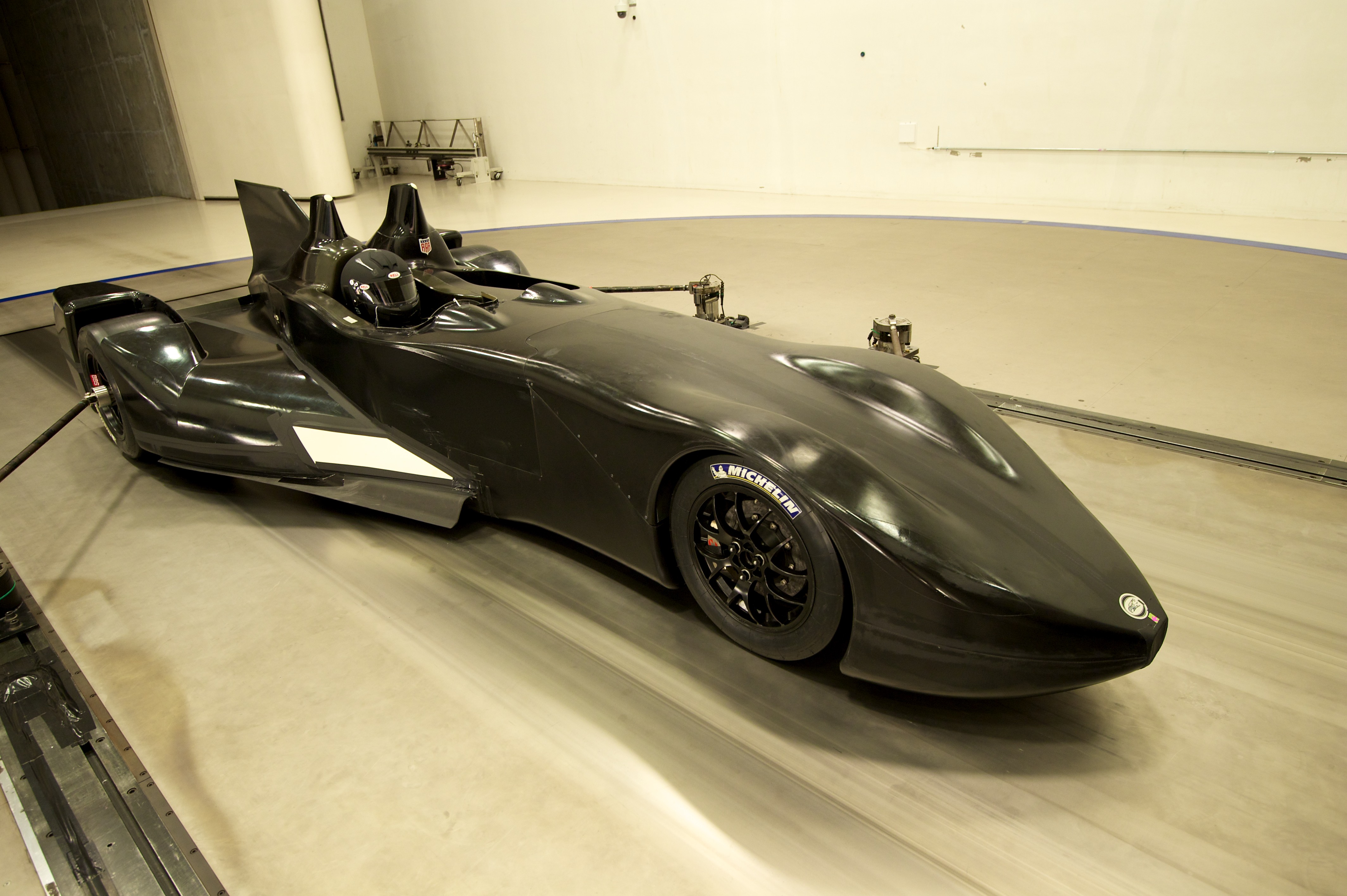 Przednie opony samochodu Nissan DeltaWing mają tylko 20 centymetrów szerokości