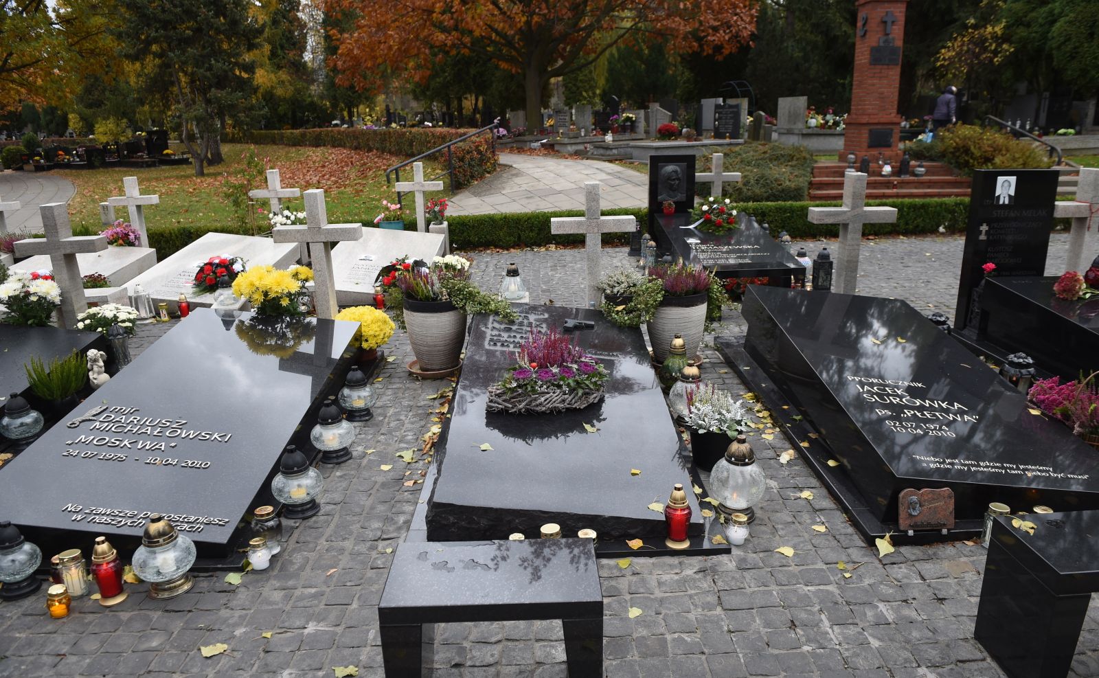 W kwaterze smoleńskiej na warszawskich Powązkach znajdują się nagrobki 28 osób. Są to: gen. Andrzej Błasik, gen. Franciszek Gągor, Grażyna Gęsicka, gen. Kazimierz Gilarski, Przemysław Gosiewski, ppłk Robert Grzywna, Mariusz Handzlik, ks. Roman Indrzejczyk, kpt. Paweł Janeczek, Dariusz Jankowski, Natalia Januszko, Mariusz Kazana, Janusz Krupski, Wojciech Lubiński, Barbara Maciejczyk, Barbara Mamińska, Stefan Melak, ppor. Andrzej Michalak, mjr Dariusz Michałowski, Stanisław Mikke, por. Piotr Nosek, Andrzej Przewoźnik, Sławomir Skrzypek, Władysław Stasiak, ppor. Jacek Surówka, Aleksander Szczygło, Jolanta Szymanek-Deresz i Izabela Tomaszewska. <BR><BR> W monument wkomponowana jest również tablica przykrywająca urnę z prochami szczątków odnalezionych na miejscu katastrofy po zakończeniu pogrzebów. Zawiera prochy 12 osób.