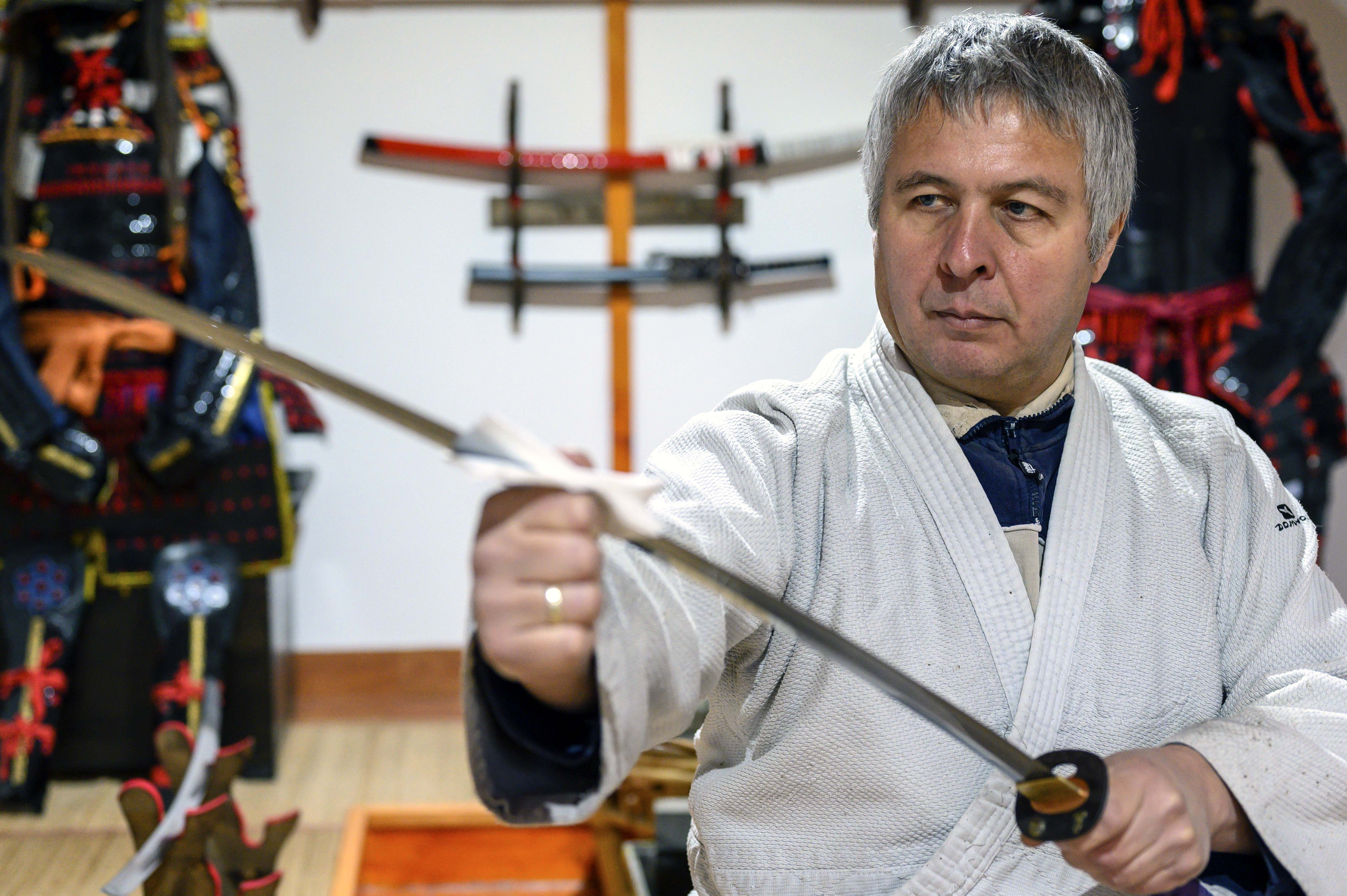 Csodájára járnak a magyar kovács szamurájkardjának - Blikk