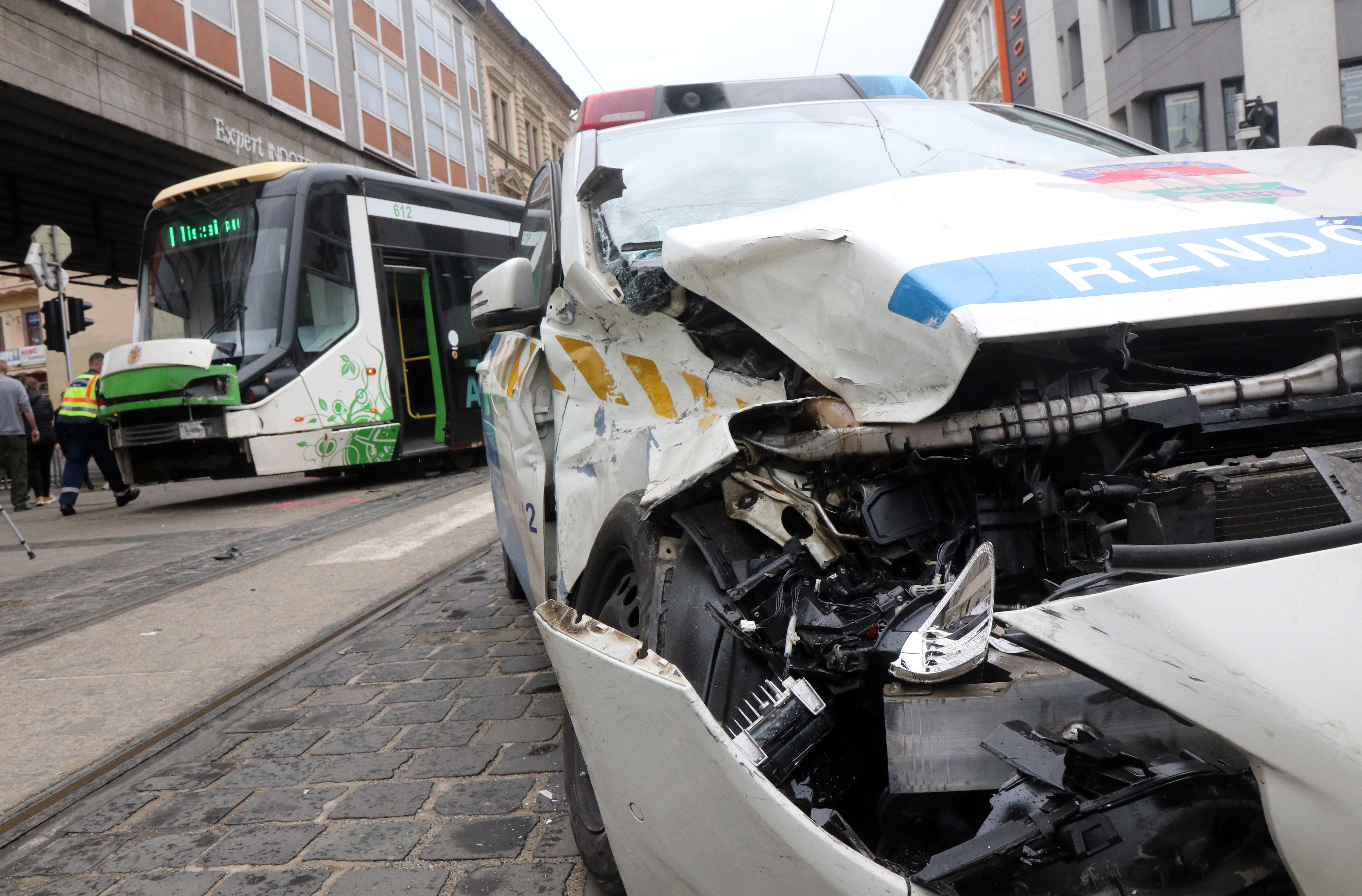 Baleset a belvárosban: kisiklott a villamos, ripityára tört a rendőrautó – fotók