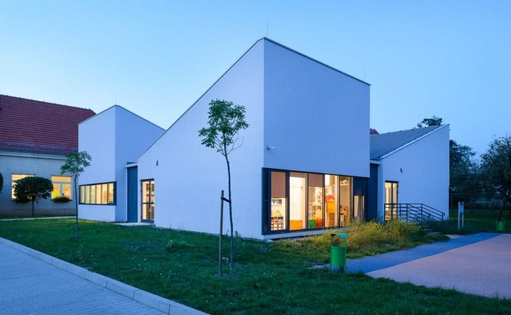 Maciej Franta jest odpowiedzialny za projekt budynku przedszkola w technologii modułowej, szkieletowej stalowej, wzniesionego w ubiegłym roku w Krakowie. Architekt chciał stworzyć obiekt, który w pozytywny sposób kształtować będzie poczucie estetyki dzieci. W końcu uczymy się jej od najmłodszych lat i chłoniemy przede wszystkim poprzez obiekty, w których spędzamy najwięcej czasu. - Całość założenia przedszkola bazowała na idei nauki poprzez integrację z naturą i odczuwaniem otoczenia (...). Starano się stworzyć architekturę prostoty jako minimalistycznego tła dla kolorowego i ekspresyjnego życia przedszkolnego oraz szacunku do wartości zastanych - mówi architekt.
