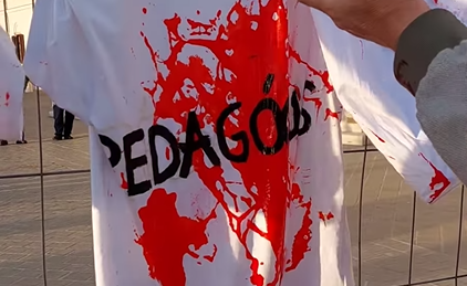 „Véres” pólóban demonstráltak a Sándor-palota előtt az oktatás „kivéreztetésére” ellen – fotók