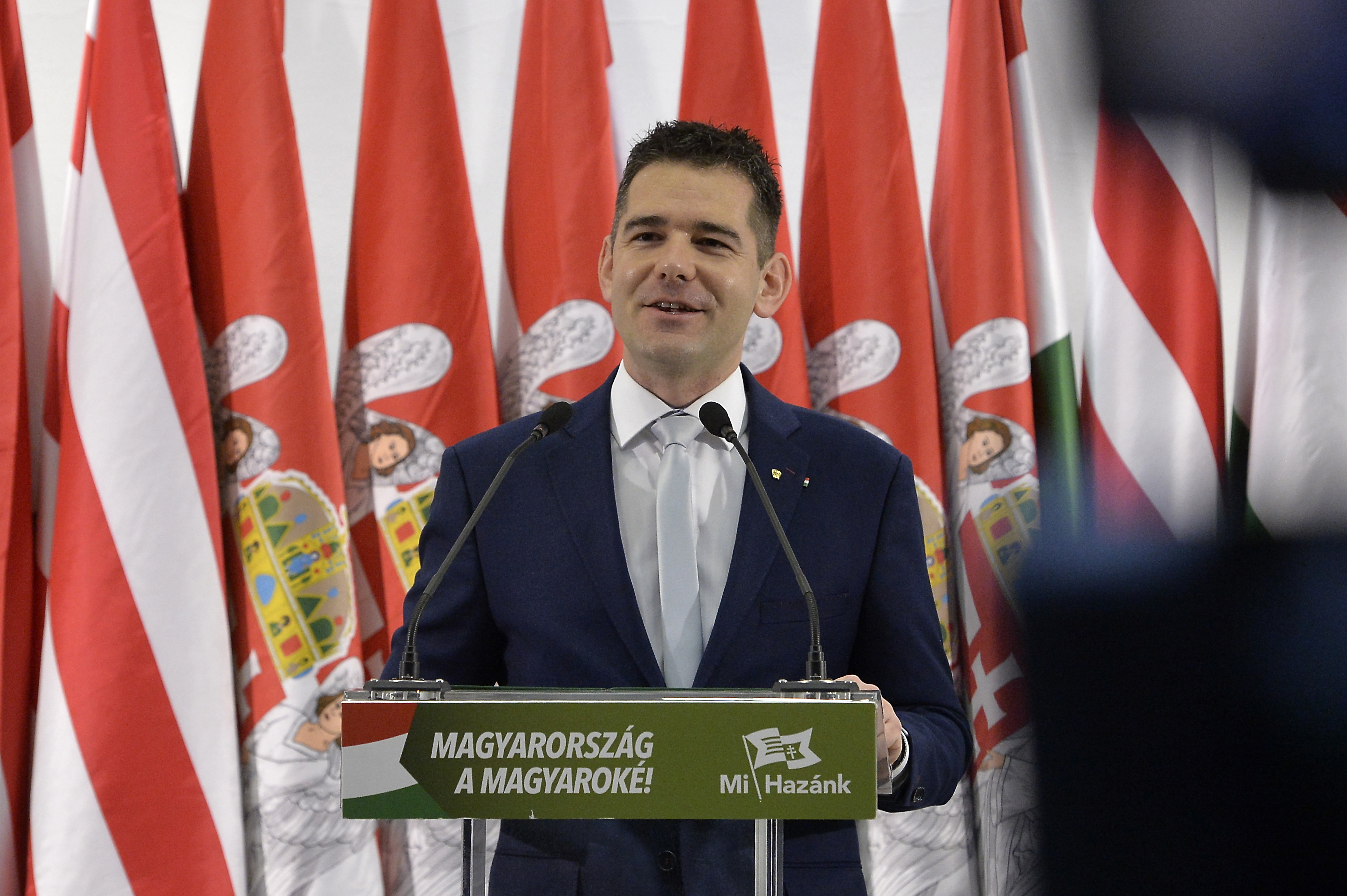 Novák Előd és a Mi Hazánk betiltaná, hogy valaki meleg legyen 18 éves kor alatt