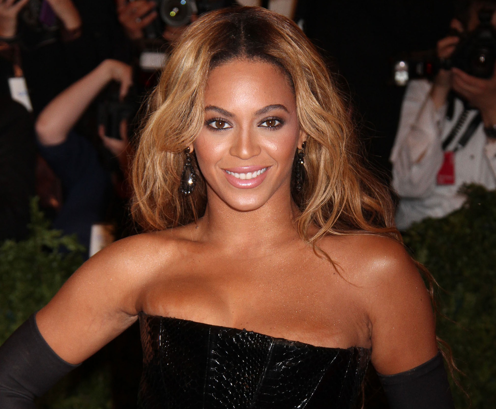 Nie mogło też zabraknąć żony Jay'a-Z Beyonce, i to w podwójnej roli. Wraz z raperem André 3000 wykonują przebój Amy Winehouse