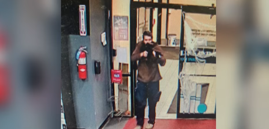 Tömegmészárlás Amerikában: legalább 22 embert lőtt agyon egy lövészoktató, a rendőrség nagy erőkkel keresi – Fotókon a gyilkos