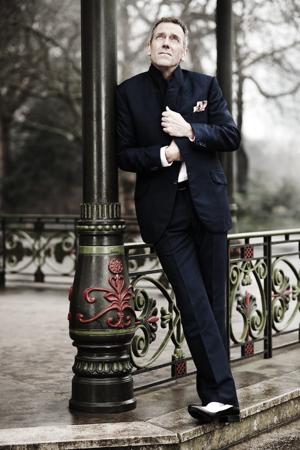 Hugh Laurie na zdjęciach z sesji do