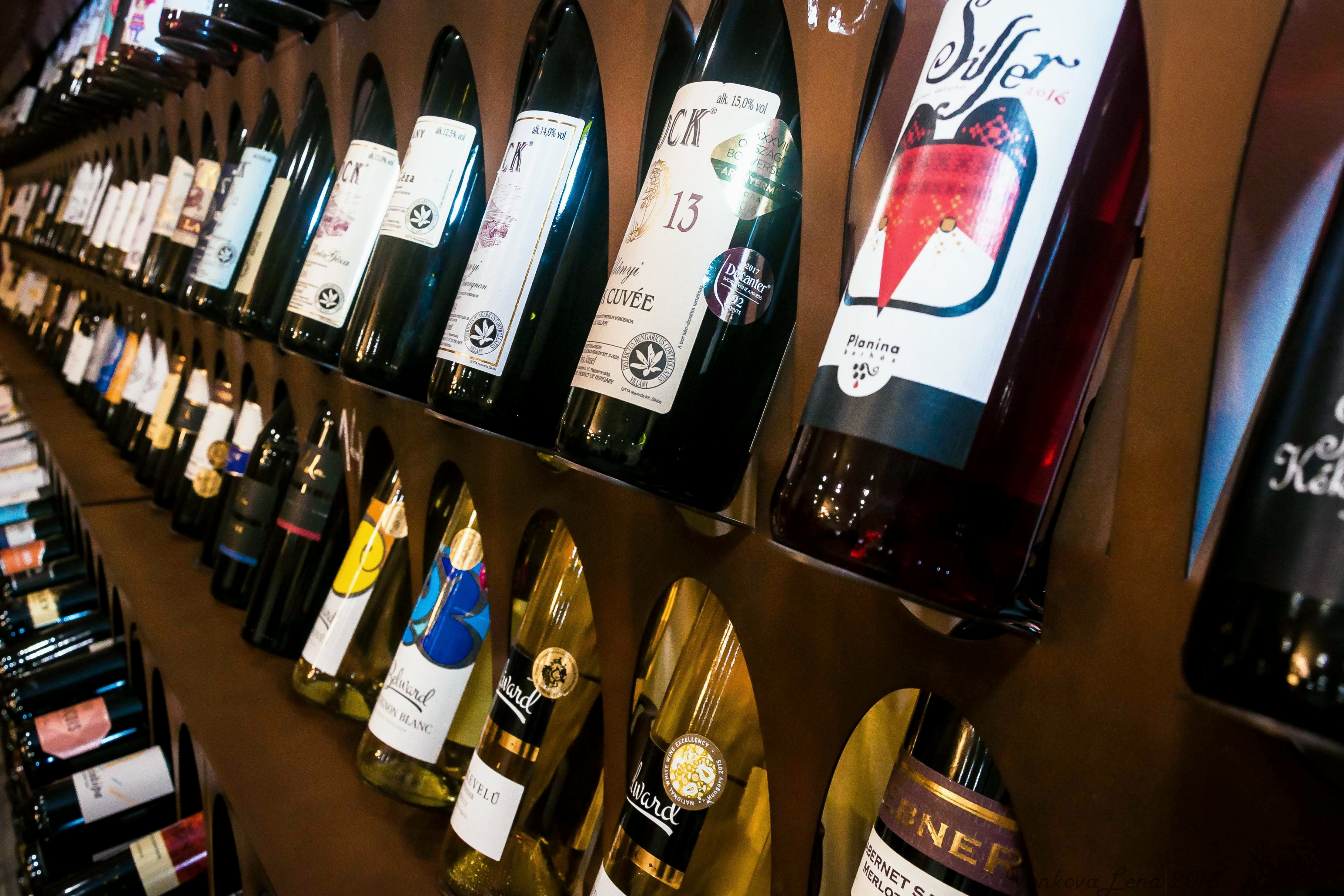 Méltán lehetünk büszkék: közel száz magyar bort díjaztak a rangos külföldi versenyen