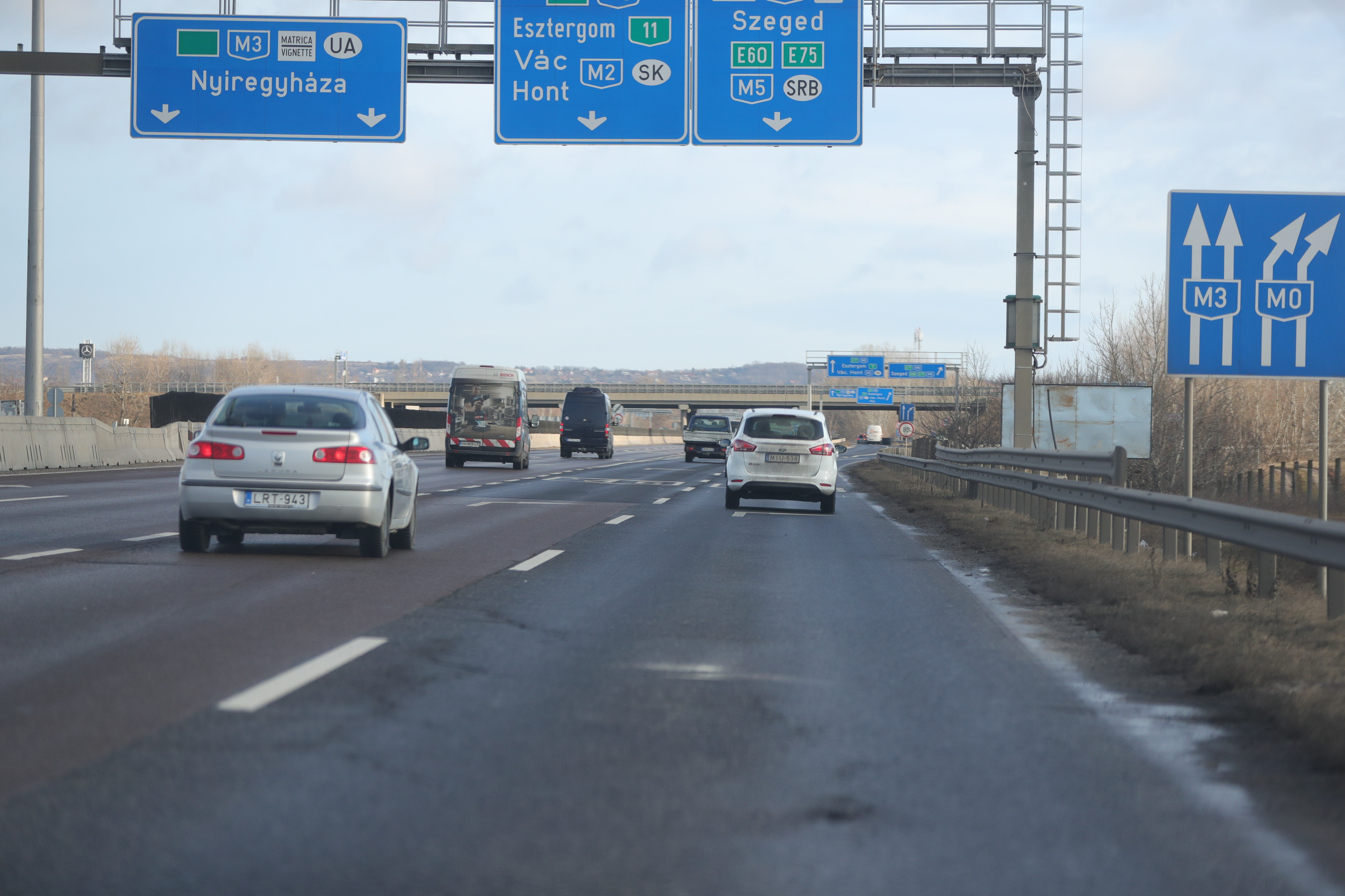 Útinform: Több autópályán is korlátozták a forgalmat péntek reggel