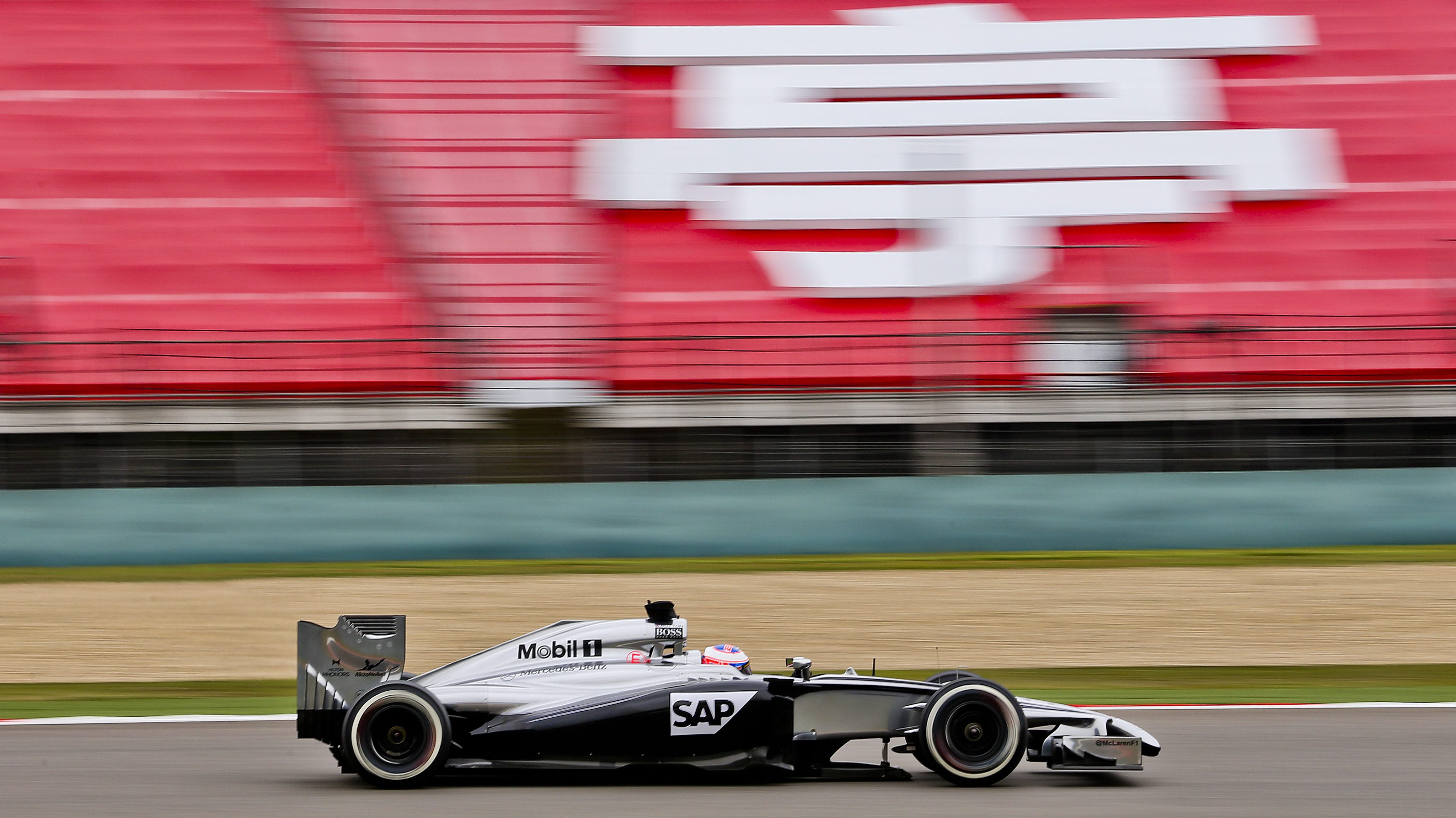 Jenson Button ściga się pod czujnym okiem pięknej partnerki