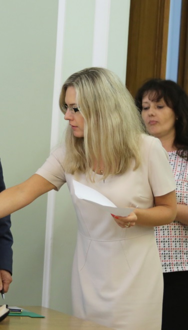 ... każdego z tych dni pani przewodnicząca występuje w niemal identycznej sukience...