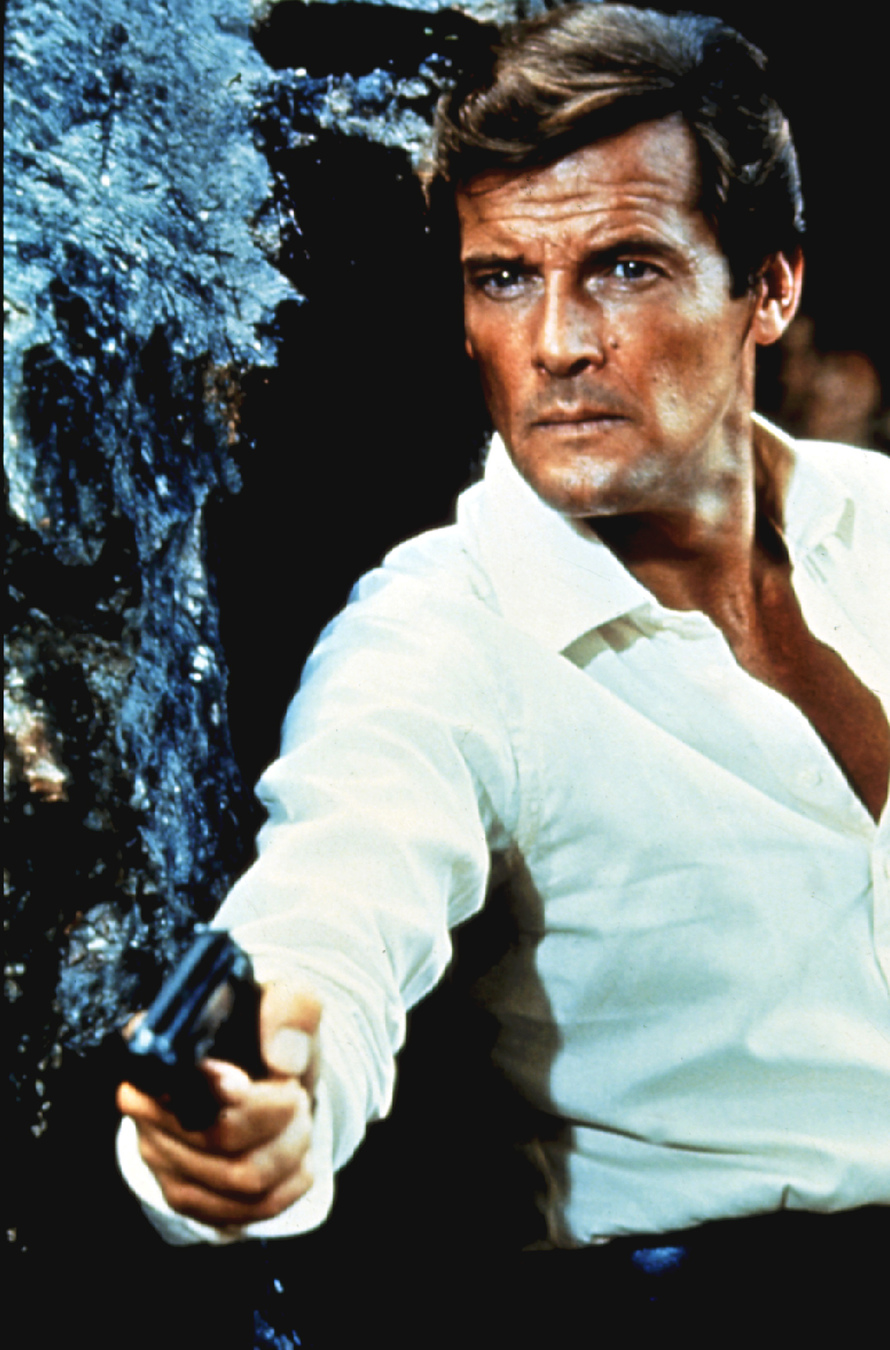 Dziewiąty oficjalny film na podstawie trzynastej powieści o Jamesie Bondzie, napisanej na podstawie notatek Fleminga już po jego śmierci. Bond musiał udaremnić zamach przygotowany przez zabójcę – Scaramangę