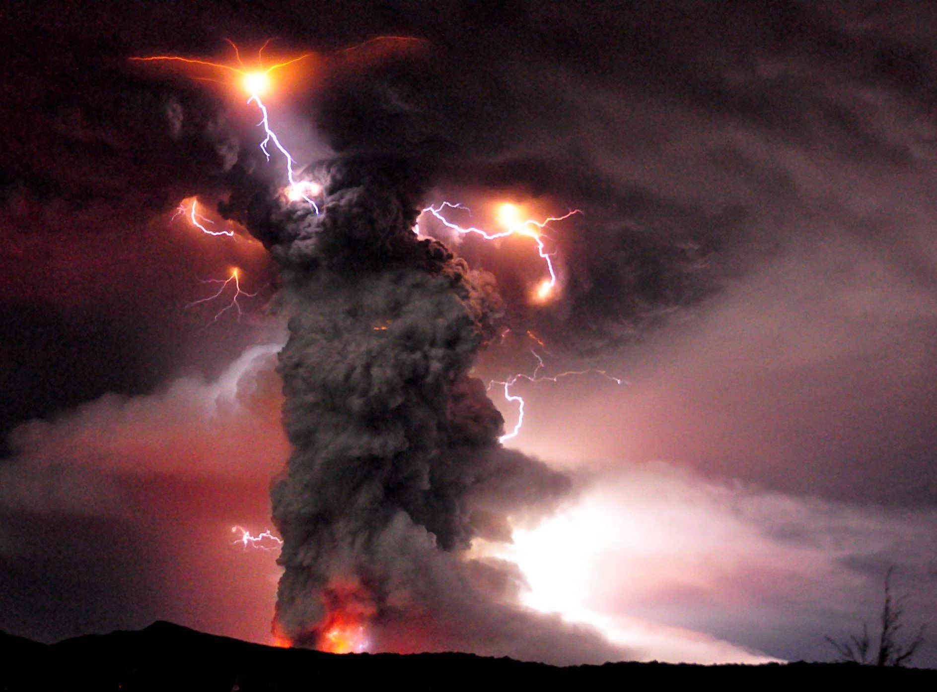 Wulkaniczna burza z piorunami po erupcji wulkanu Puyehue-Cordon Caulle w Chile