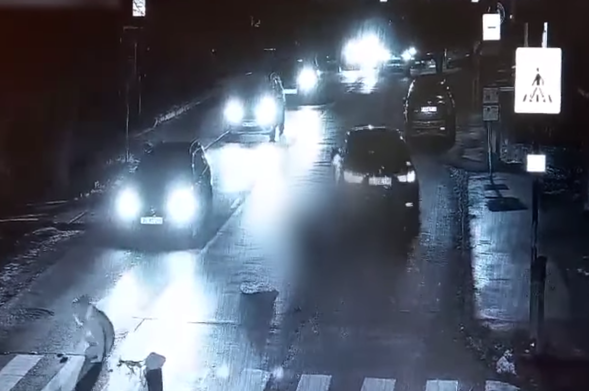Két zebrán átkelő gyalogost gázolt el a német BMW-s Solymáron és továbbhajtott - videó alapján keresi a sofőrt a rendőrség