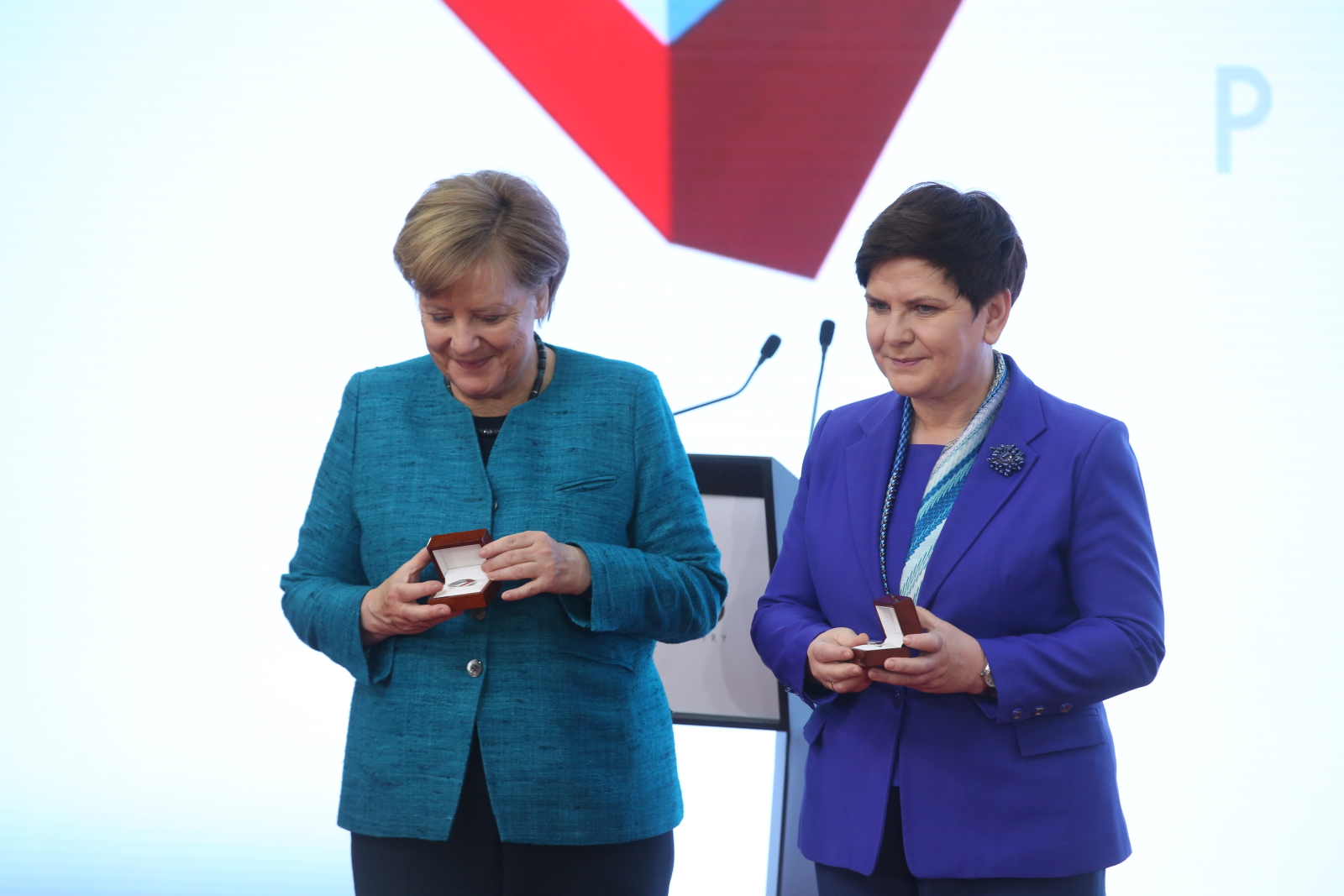 W prezencie Szydło i Merkel otrzymały broszki w kształcie K-dronu - jedenastościennej bryły wynalezionej przez Polaka Janusza Kapustę, która jest stosowana w architekturze. K-dron to logo polskiej wystawy na targach w Hanowerze.