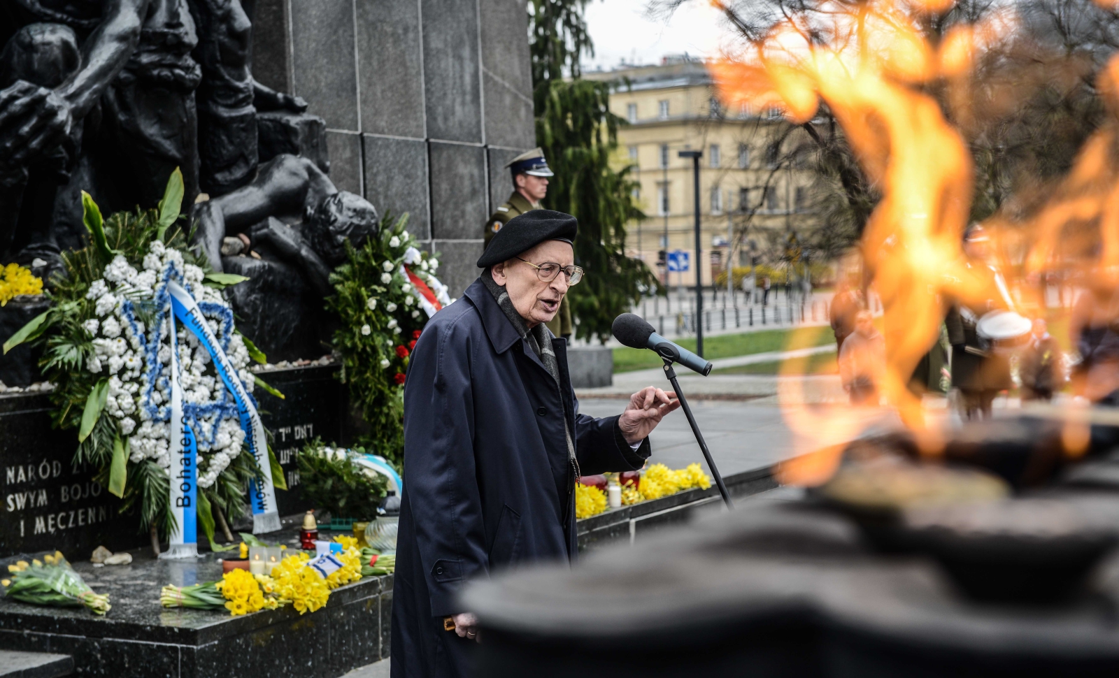 72. ROCZNICA POWSTANIA W GETCIE WARSZAWSKIM. Prof. Władysław Bartoszewski przemawia podczas uroczystości przed Pomnikiem Bohaterów Getta w Warszawie