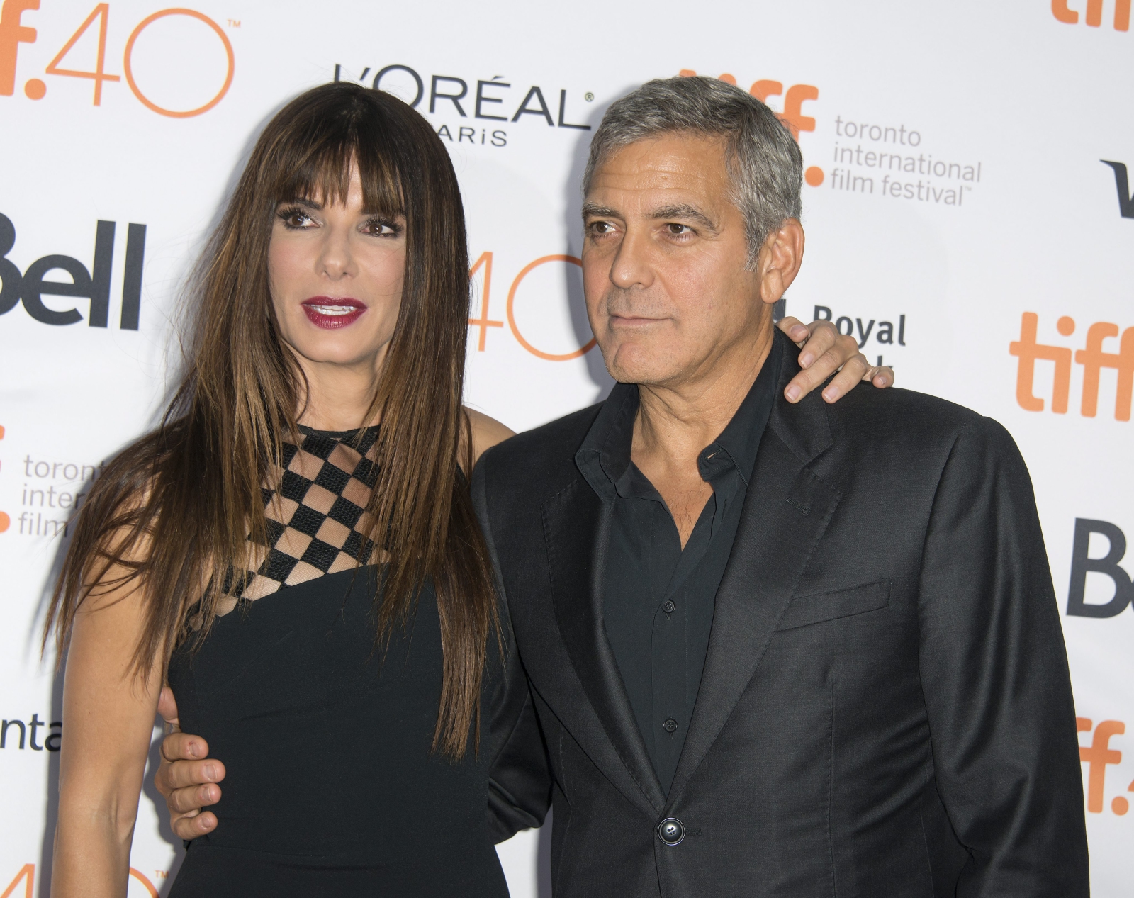 Sandra Bullock gra amerykańską panią konsultant – specjalistkę od kreowania wizerunku w polityce Jane Bodine, która decyduje się pomóc boliwijskiemu bogaczowi w wyborach na prezydenta. Zadanie nie będzie łatwe, gdyż klient nie cieszy się wielkim poparciem w społeczeństwie. Kreacja ta – zdaniem komentatorów – może przynieść aktorce kolejnego Oscara. Studio Warner Bros. liczy zresztą nie tylko na Sandrę Bullock, ale cały na deszcz nagród dla swojej nowej produkcji. Film ma trafić na ekrany w najgorętszym dla wyścigu o nagrody okresie, tj. jesienią - dokładnie 30 października. W tym właśnie czasie do kin wchodzą te dzieła, które później stają do walki o laury Akademii Filmowej i Złote Globy.