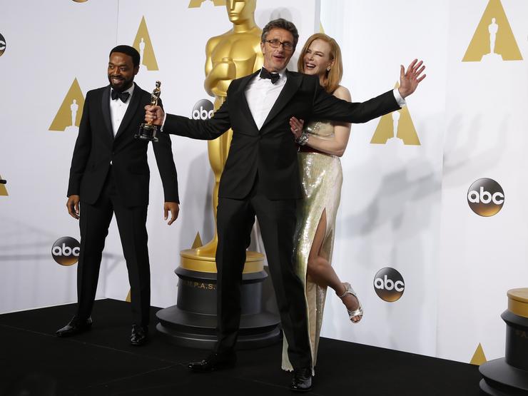 Paweł Pawlikowski z aktorami wręczającymi statuetki: Nicole Kidman i Chiwetelem Ejioforem
