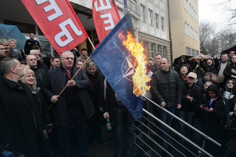 Piroman i cirkuzant: Šešelj juče zapalio
zastave EUi NATO