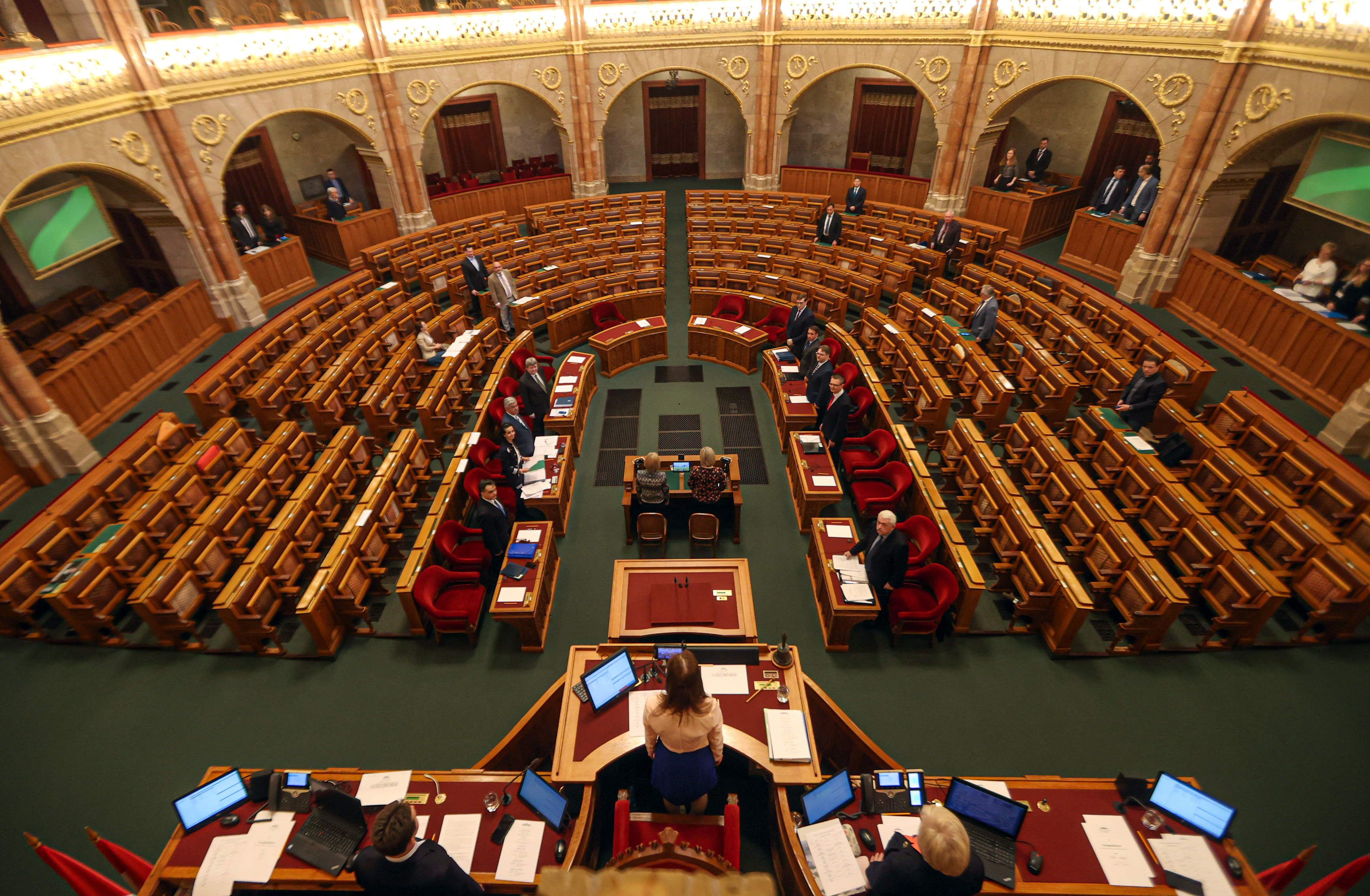 Gyávasággal és rákosista módszerekkel vádolták Orbán Viktor kormányát ma a parlamentben