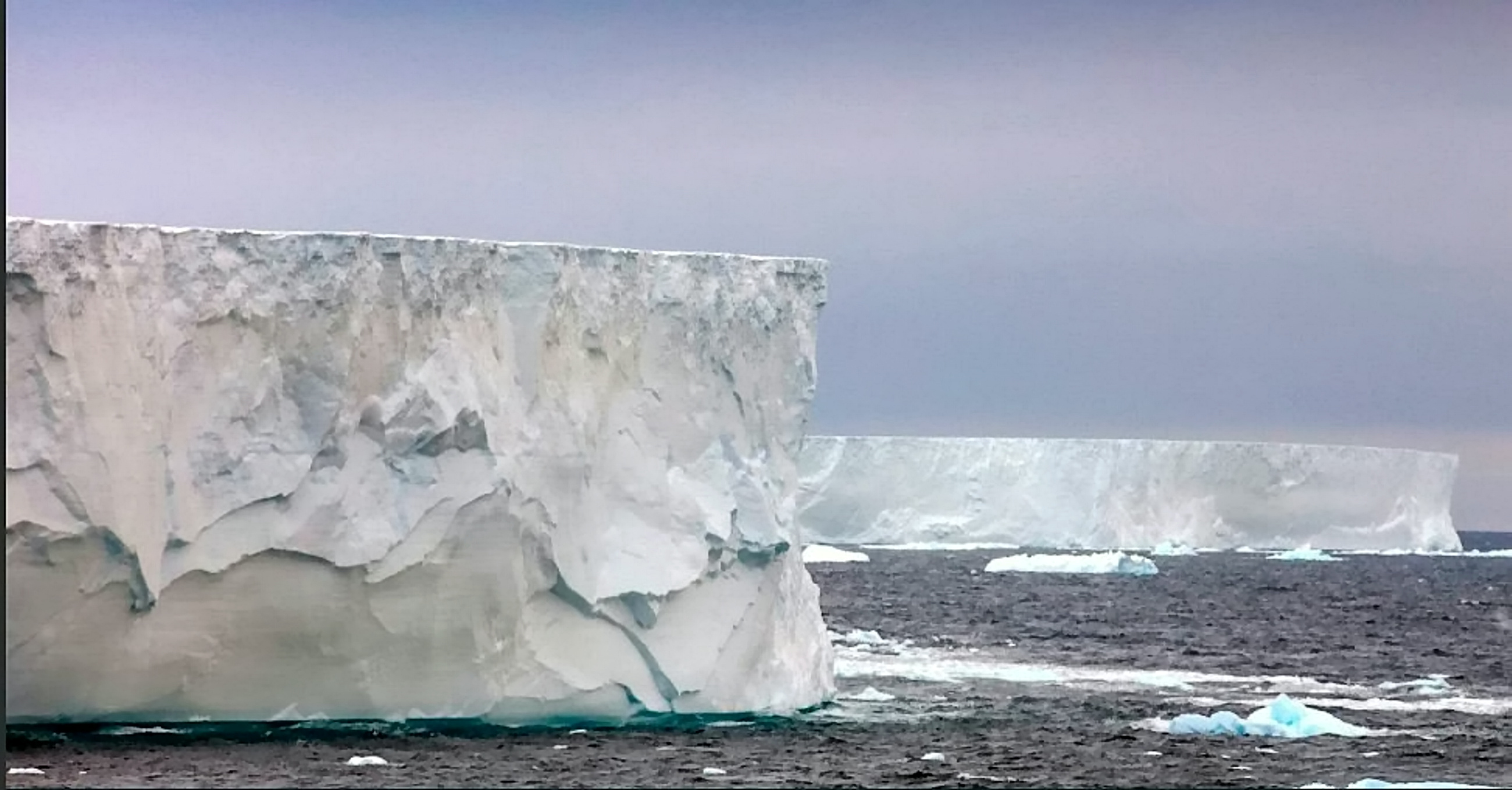 Nagy baj van: a világ legnagyobb jéghegye harminc év után mozgásnak indult