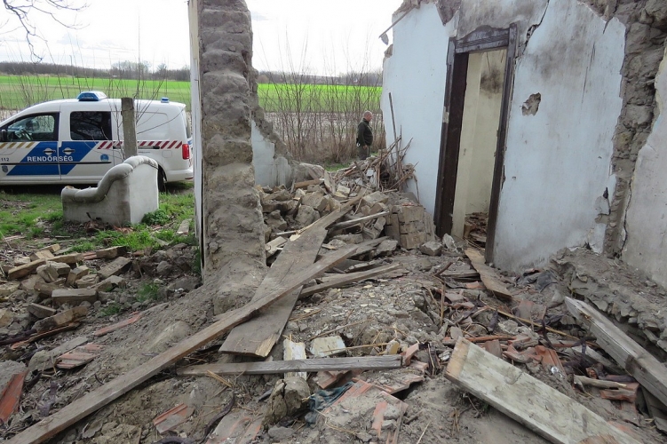 Darabjaira bontották, ellopták tűzifának a házat Cegléden: “Pusztul az egész környék"