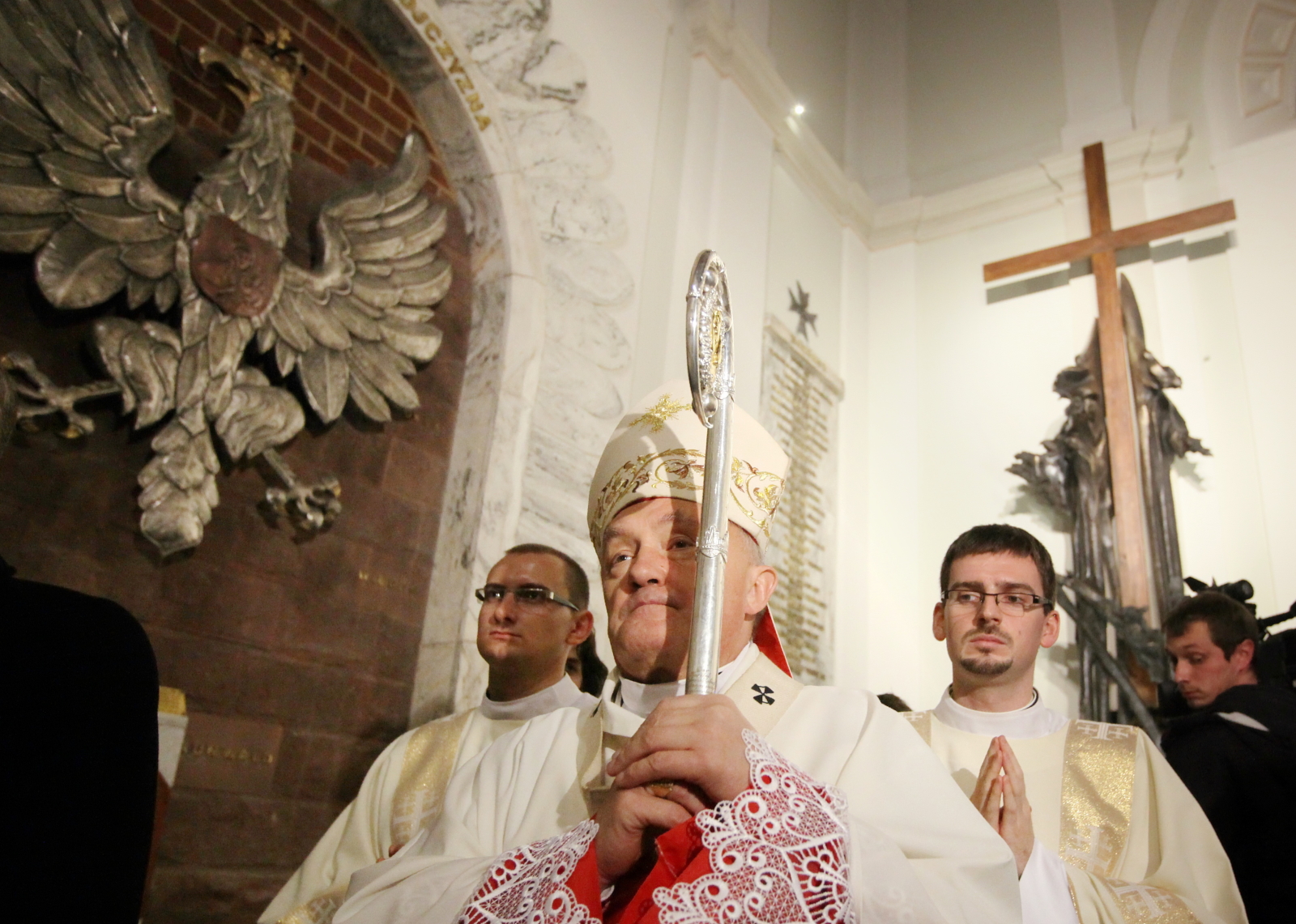 Odlany z brązu pomnik jest złożony z elementów symbolizujących sosny z lasu katyńskiego i smoleńską brzozę, którą złamał Tu-154M