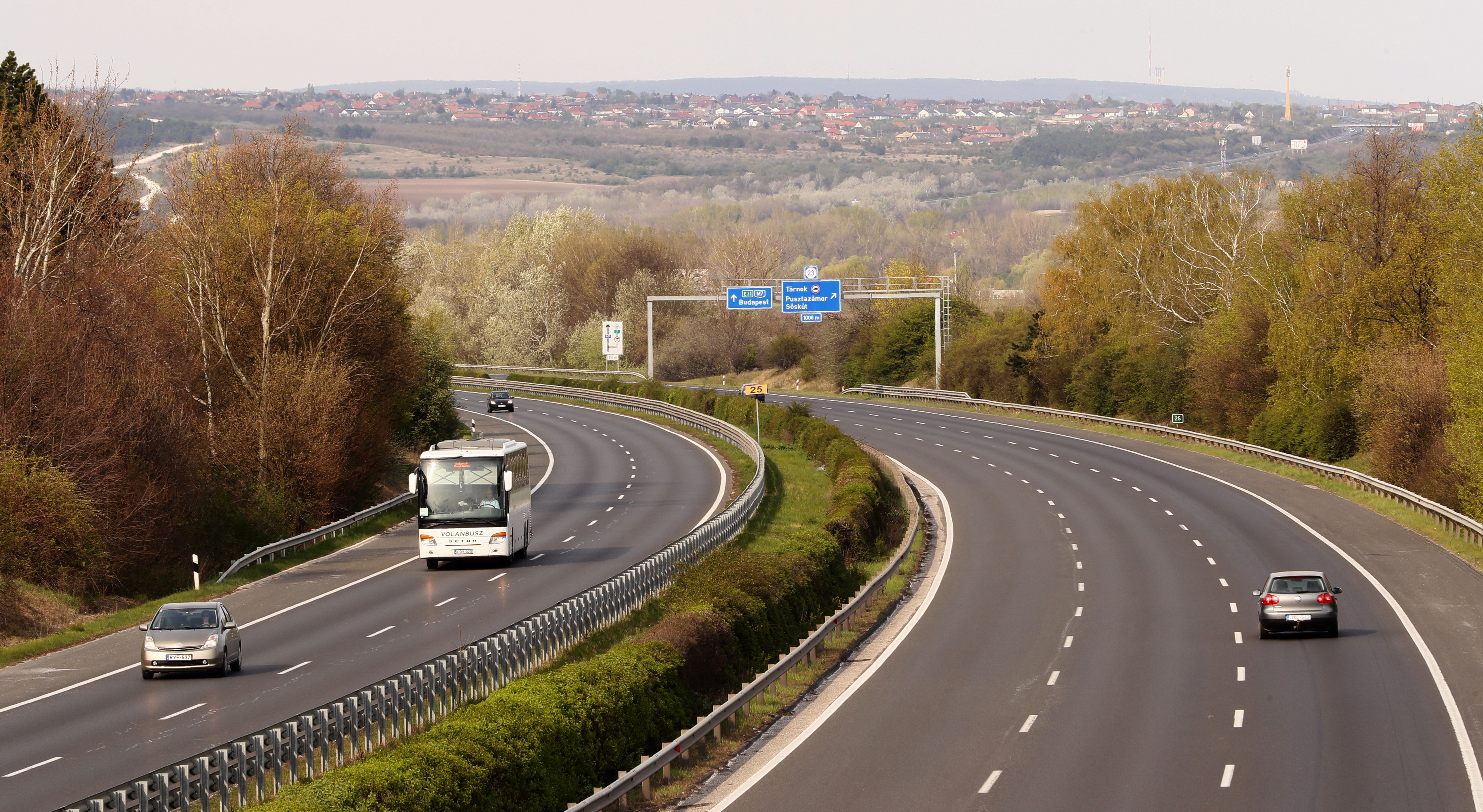 Felborult egy kamion az M3-ason, sérült is van