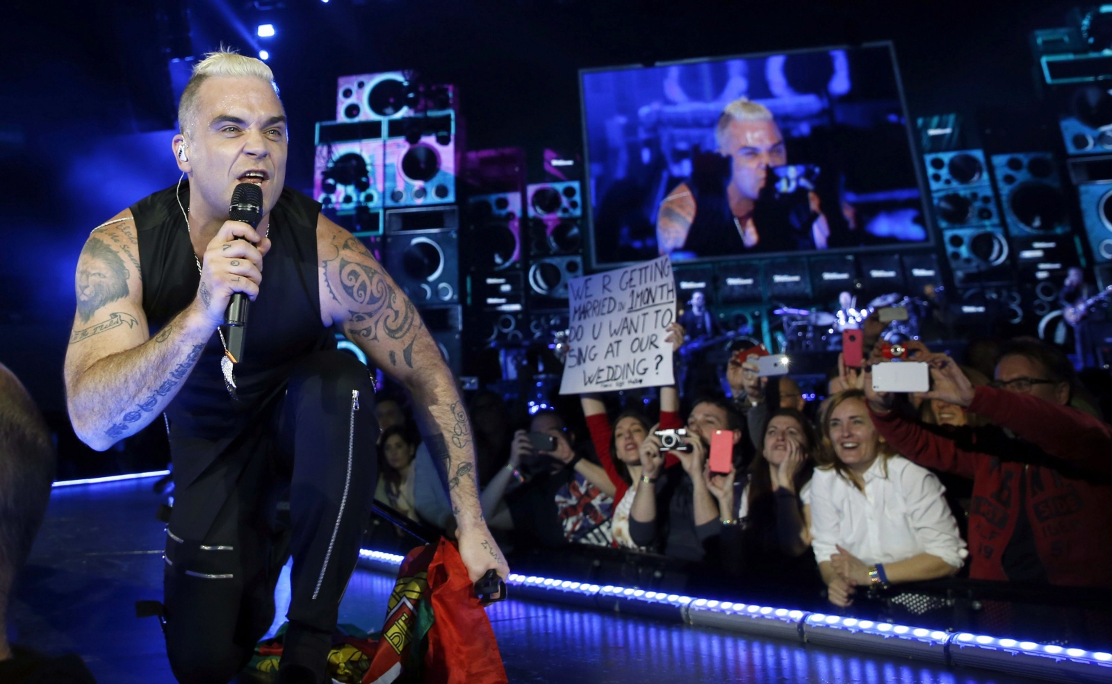 – Jeśli jest ktoś, kto w tym roku zagra lepszy, zabawniejszy i bardziej energetyczny koncert niż Robbie Williams, to ja chciałbym to zobaczyć – napisał dziennikarz
