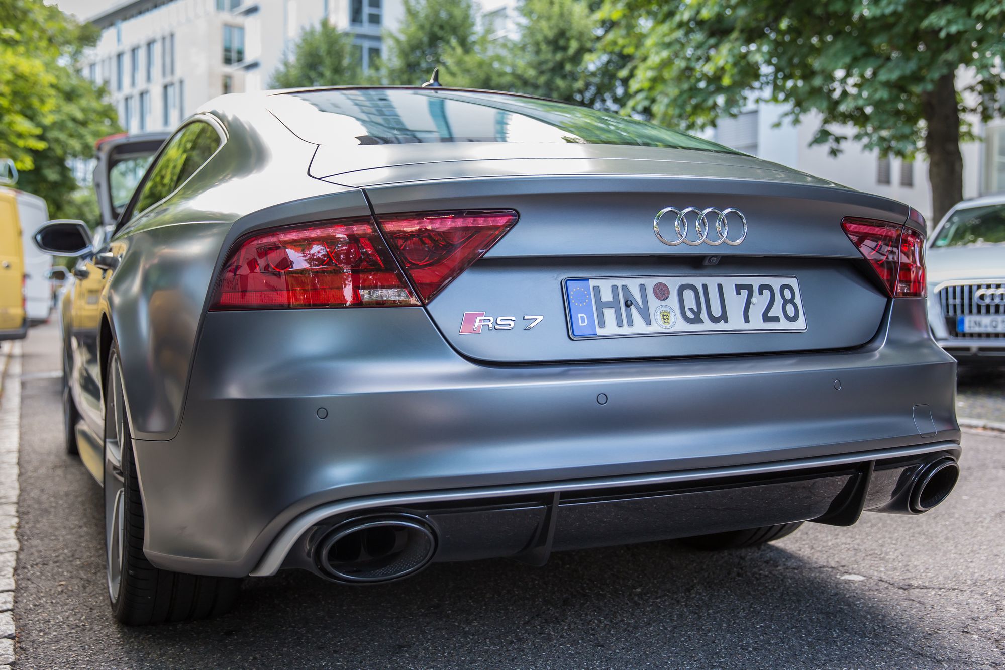 Od początku do końca RS 7 Sportback mierzy ciut ponad 5 metrów. Rozstaw osi 2,92 m. Karoseria auta została stworzona jako hybrydowa konstrukcja aluminiowa - w opinii inżynierów waży ok. 15 procent mniej niż porównywalna konstrukcja ze stali. Ponad 20 procent karoserii wykonano z aluminium.