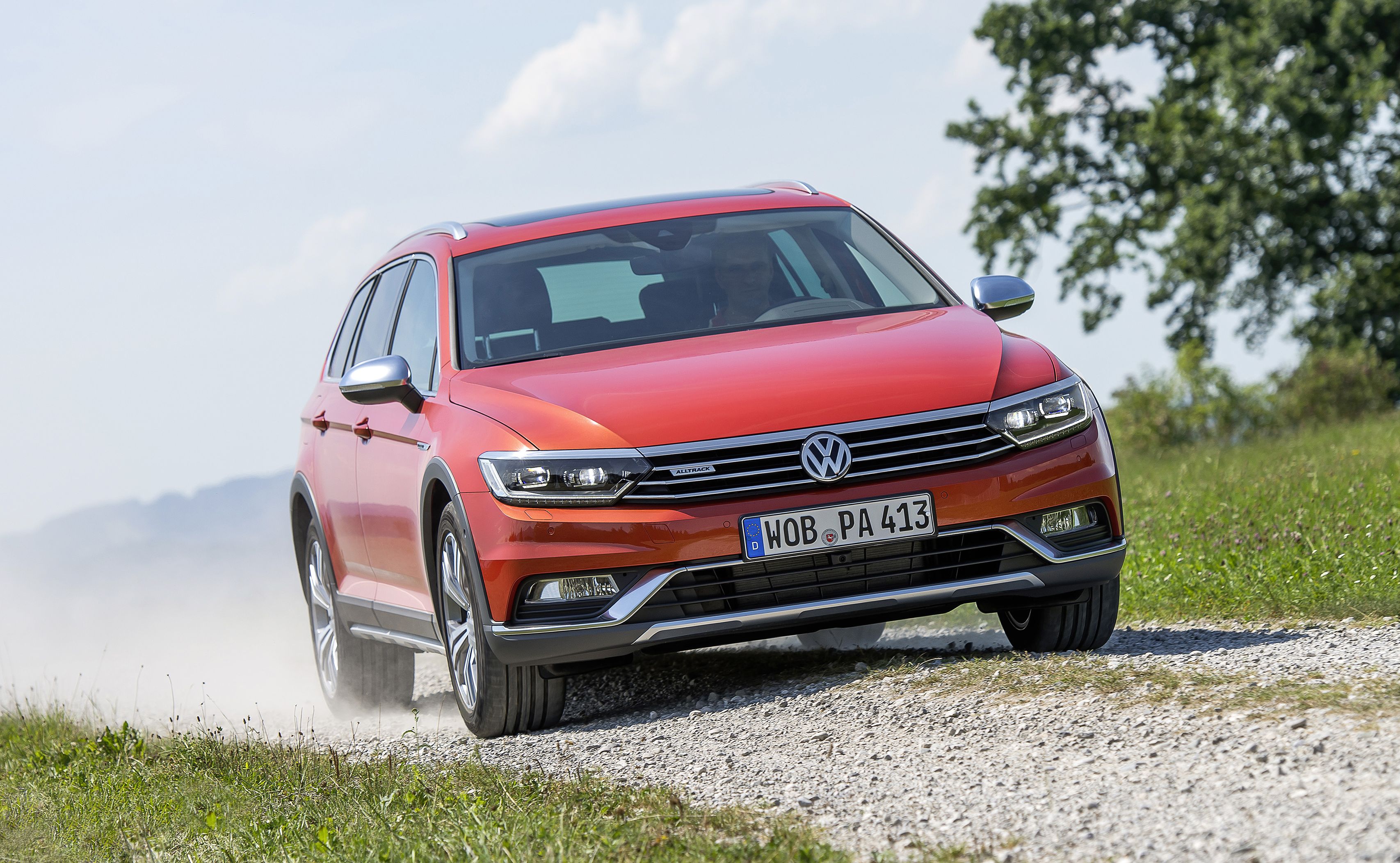 Nowy volkswagen passat alltrack bazuje na passacie w wersji variant - w porównaniu z rodzinnym kombi, alltrack sprawia wrażenie auta uzbrojonego w pancerz. Zmodyfikowane zderzaki i osłony nadwozia wyglądają, jakby wykonano je ze stali szlachetnej. Progi przed kamieni wyskakującymi spod kół mają chronić specjalne nakładki. Pękate nadkola wypełniono 17-calowymi alufelgami (w opcji są obręcze w rozmiarach 18 i 19 cali). Na dachu rozciągnięto oksydowane srebrne relingi.