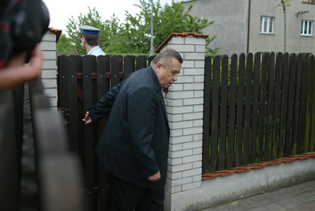 30.05.2007 - Siemianowice Slaskie .Samobojstwo Barbary Blidy . Blida ur 3 grudnia 1949 w Siemianowicach Slaskich popelnila samobojstwo przed godzina 7 rano 25 kwietnia 2007 w obecnosci funkcjonariuszy ABW .n/z. Eksperyment procesowy dotyczacy smierci Barbary Blidy Mecenas Leszek Piotrowski .Fot. Tomasz Griessgraber/EDYTOR.net