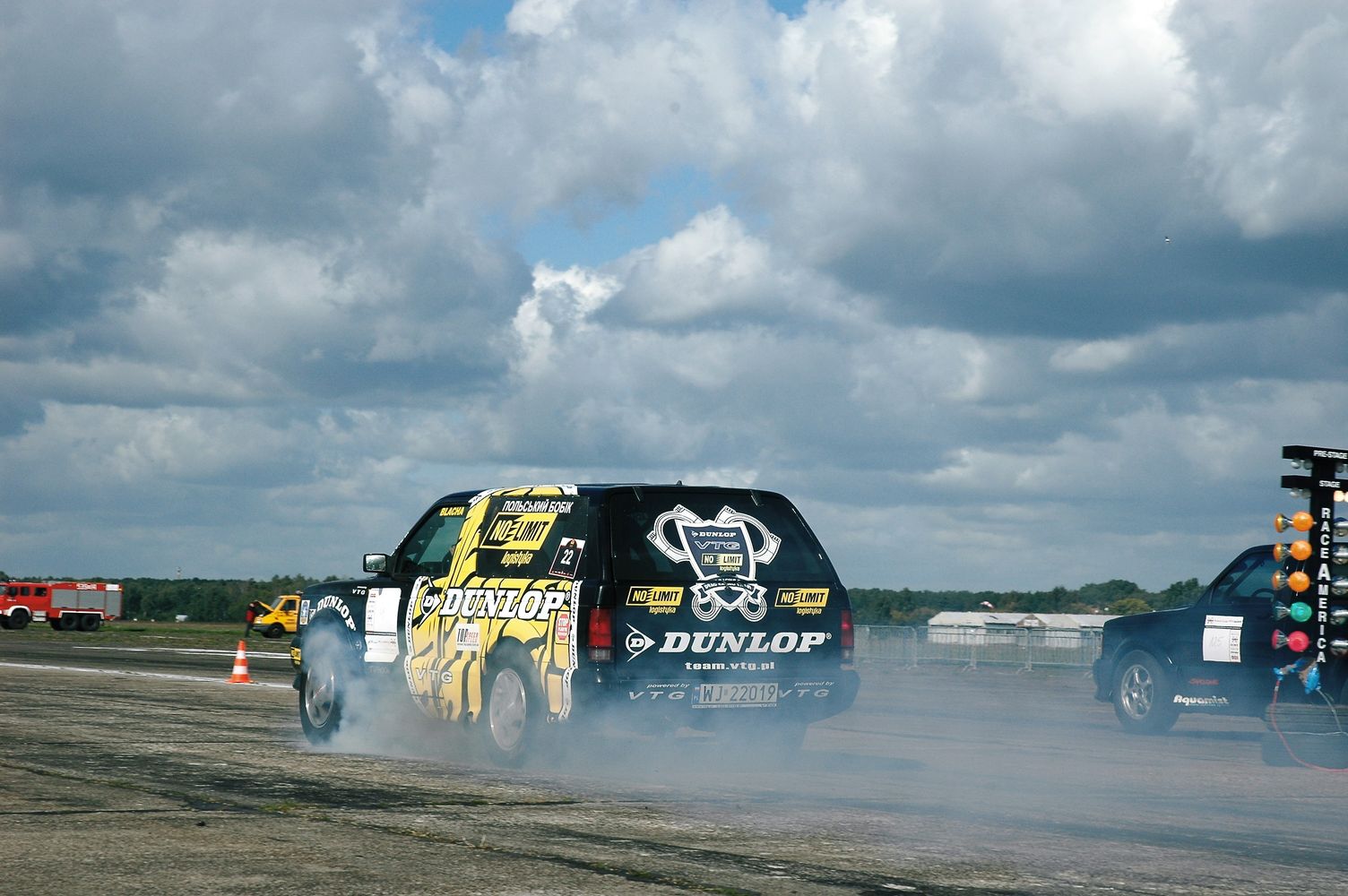 Czas 8,88 sekundy i wyrównany rekord życiowy - to wyniki, jakie wykręcił Marcin Blauth za sterem GMC Typhoon w finale zawodów o puchar Polski na ćwierć mili. Kierowca Dunlop Teamu utarł nosa najlepszym z najlepszych - wygrał w klasie King of Race