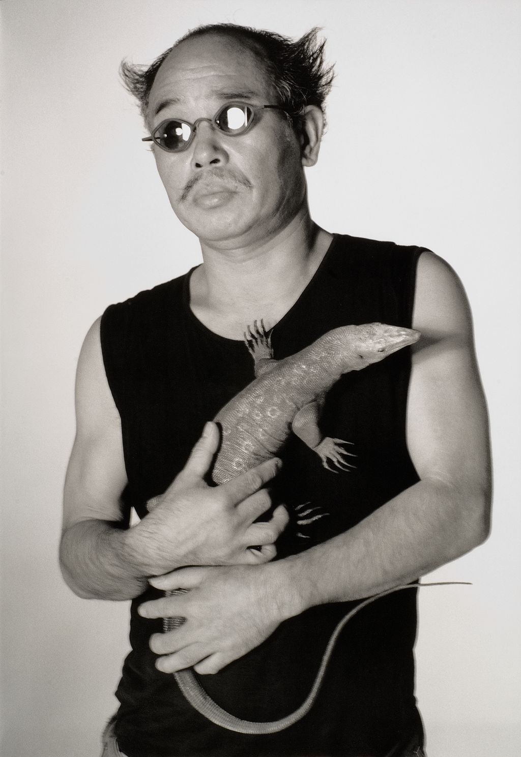 Araki to legenda japońskiej fotografii. Szokuje i wzbudza kontrowersje, a jednocześnie zyskuje fanów i poklask ekspertów dzięki swojej artystycznej wrażliwości. Łączy symbole kulturowe Wschodu i Zachodu, wulgarność z wielką delikatnością. Ciała kobiet związane według sztuki Kinbaku, odważne akty, kwiaty i jedzenie przedstawione w erotyczny sposób, a także dokument z życia i śmierci jego żony i… kota Chiro – to serie, które są znakiem firmowym Arakiego. Zdjęciom towarzyszy artystyczna zabawa słowem: autor swoją twórczość nazywa Ararchią, pokazy slajdów Arakinemą, fanom rozsyła Arakiss. Fotograf nie chowa się też za obiektywem. Wielokrotnie widzimy go na zdjęciach, czasem fotografującego z bliska części intymne modelek, czasem zaangażowanego w dziwaczne, absurdalne scenki.