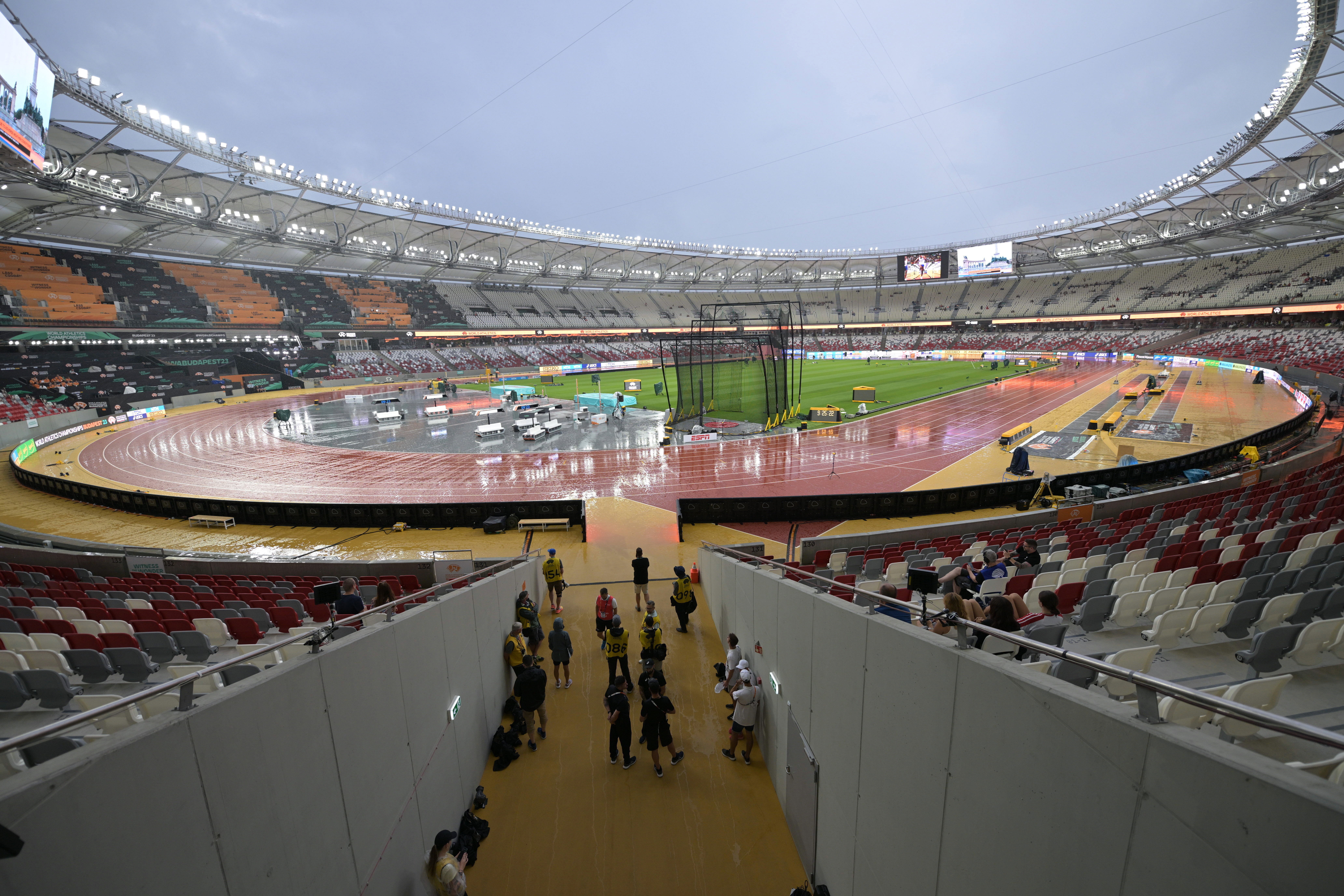 Ennyire mosta el az eső az atlétikai vébé stadionját: itt vannak a fotók